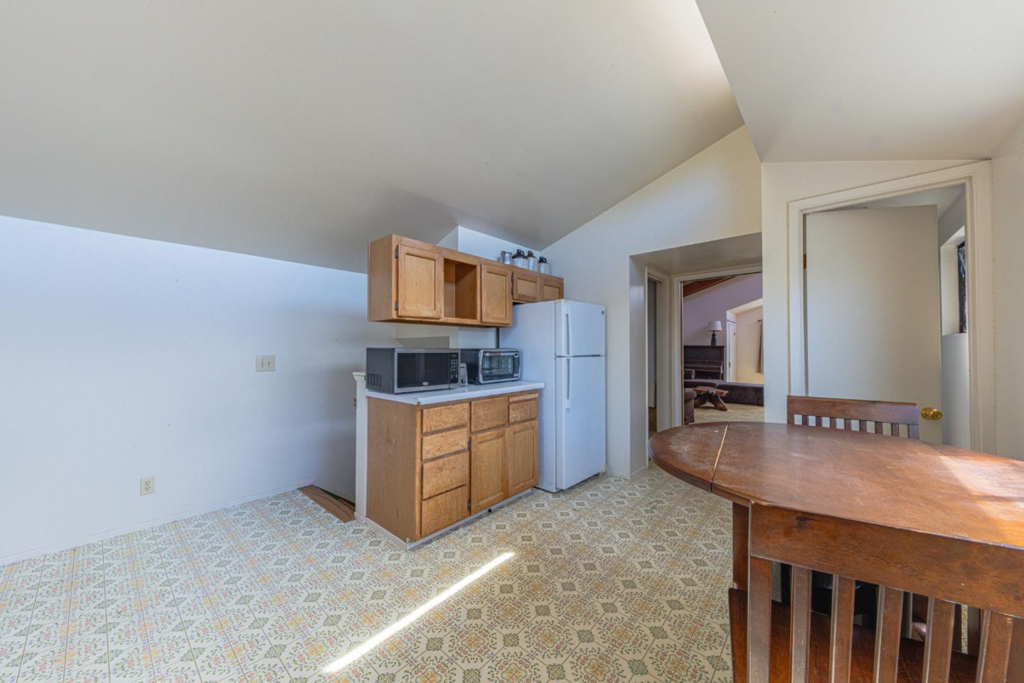 Detail Gallery Image 14 of 33 For 33 Portola Ave, Monterey,  CA 93940 - 4 Beds | 2 Baths