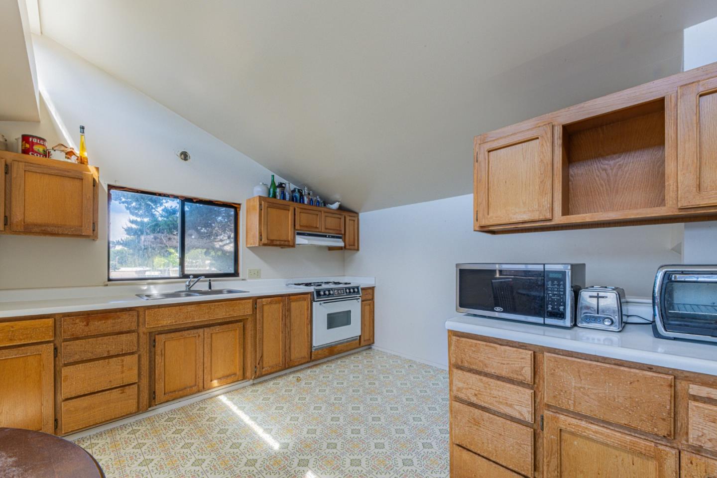 Detail Gallery Image 4 of 33 For 33 Portola Ave, Monterey,  CA 93940 - 4 Beds | 2 Baths