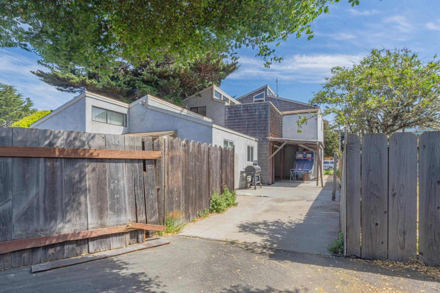 Detail Gallery Image 5 of 33 For 33 Portola Ave, Monterey,  CA 93940 - 4 Beds | 2 Baths