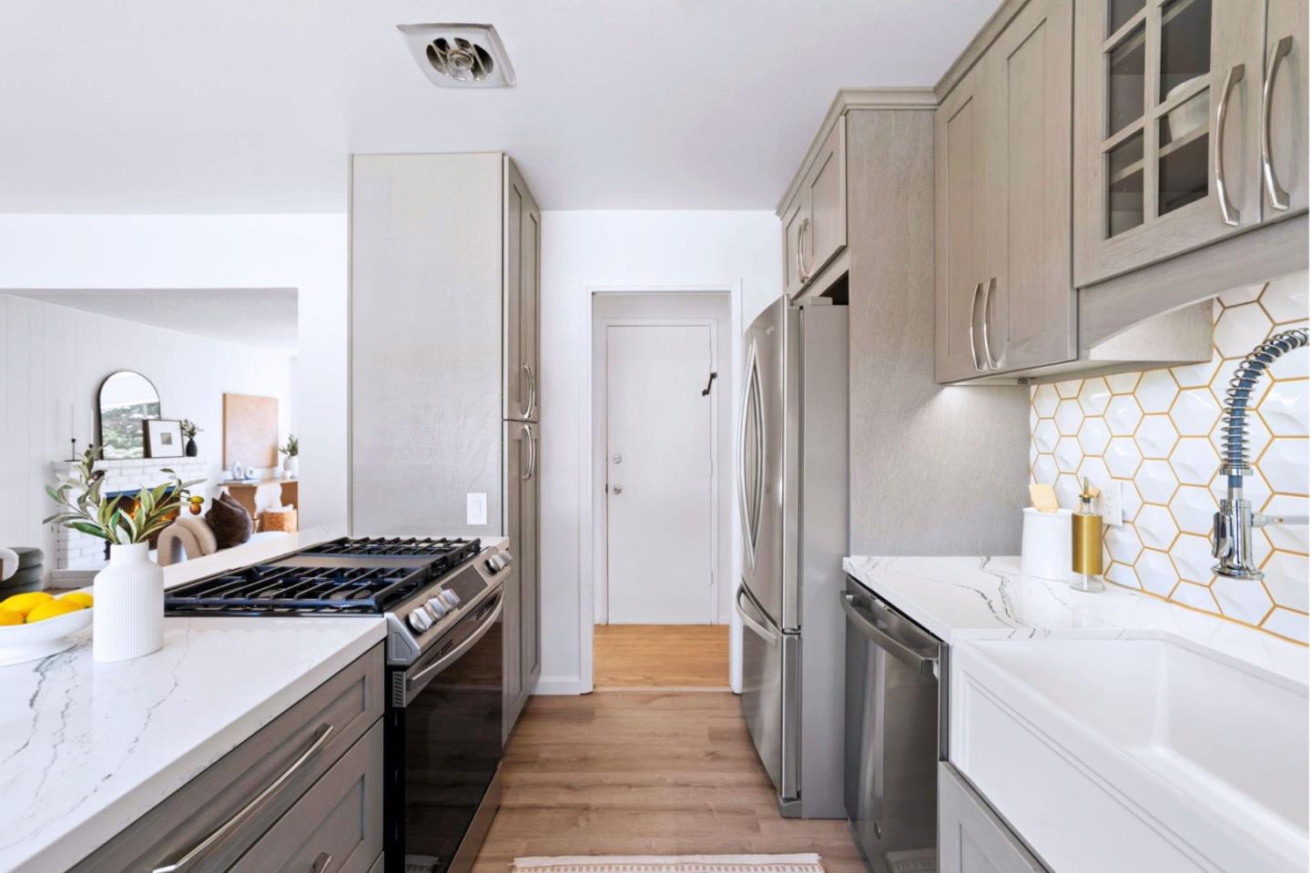 Detail Gallery Image 8 of 47 For 1269 Alicante Dr, Pacifica,  CA 94044 - 3 Beds | 3 Baths