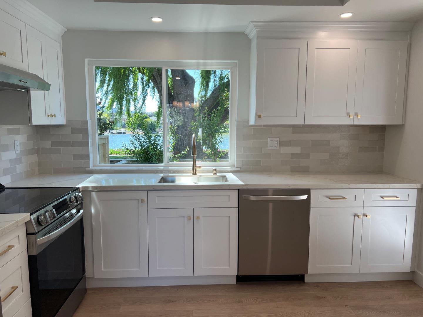 Detail Gallery Image 3 of 21 For 210 Beach Park Blvd, Foster City,  CA 94404 - 3 Beds | 2/1 Baths