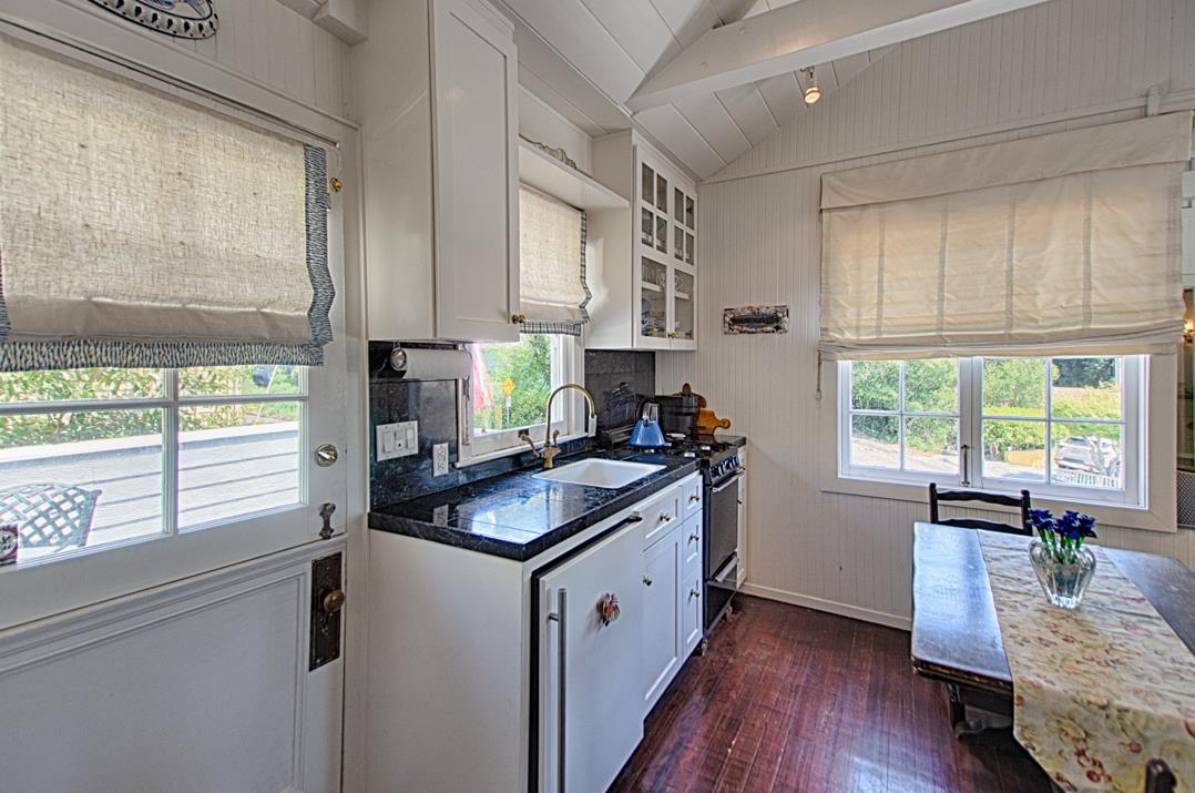 Detail Gallery Image 13 of 29 For Capitola Ave, Capitola,  CA 95010 - 3 Beds | 2 Baths