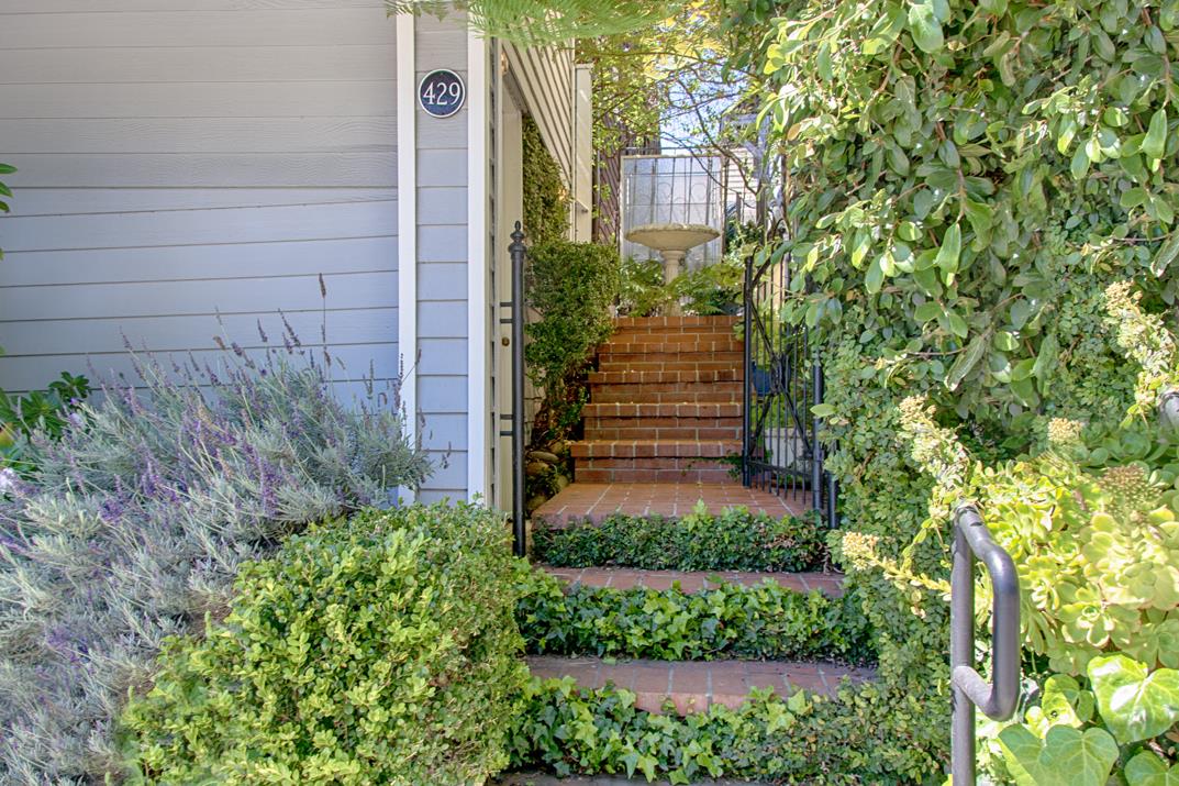Detail Gallery Image 4 of 29 For Capitola Ave, Capitola,  CA 95010 - 3 Beds | 2 Baths
