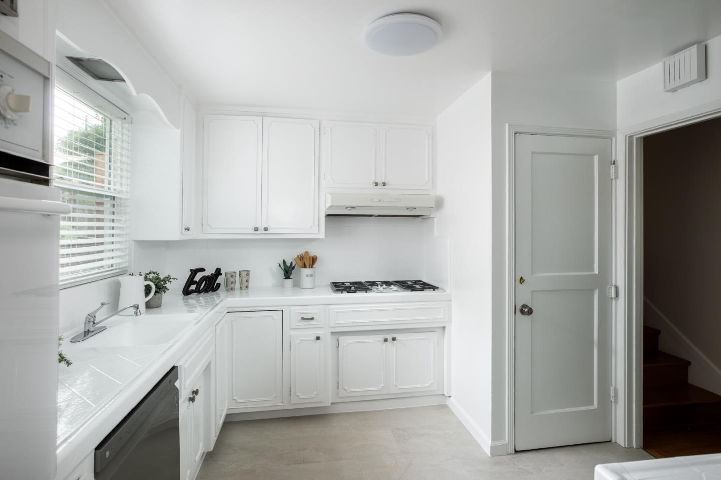 Detail Gallery Image 8 of 34 For 1802 Alameda De Las Pulgas, Redwood City,  CA 94061 - 4 Beds | 2 Baths