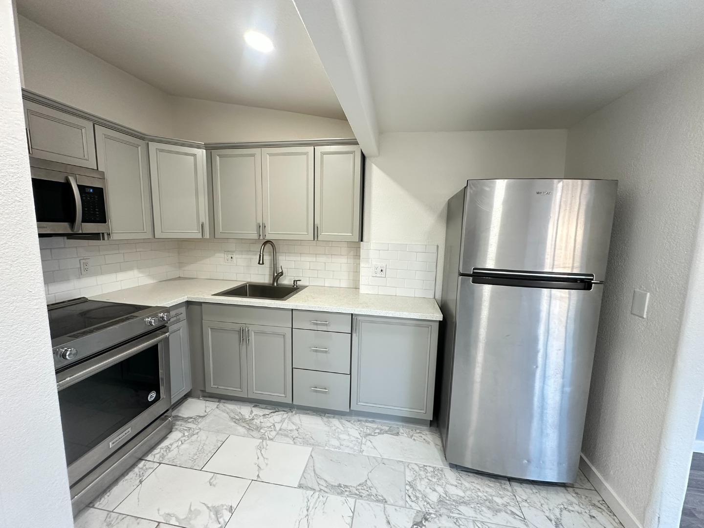 Detail Gallery Image 5 of 12 For 420 Bridgevale, Hollister,  CA 95023 - – Beds | – Baths