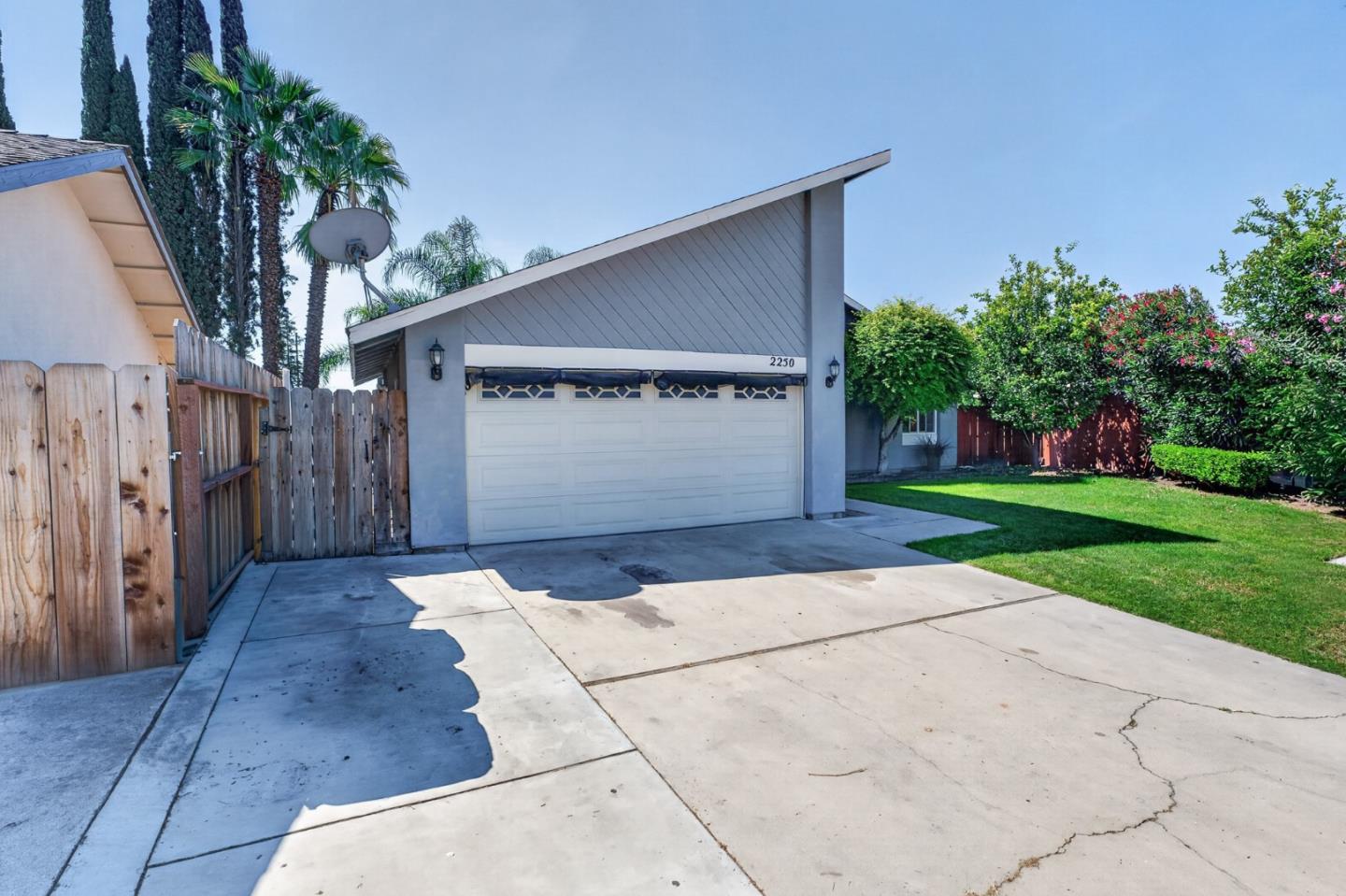 Detail Gallery Image 2 of 21 For 2250 Solitude Ln, Turlock,  CA 95380 - 3 Beds | 2 Baths