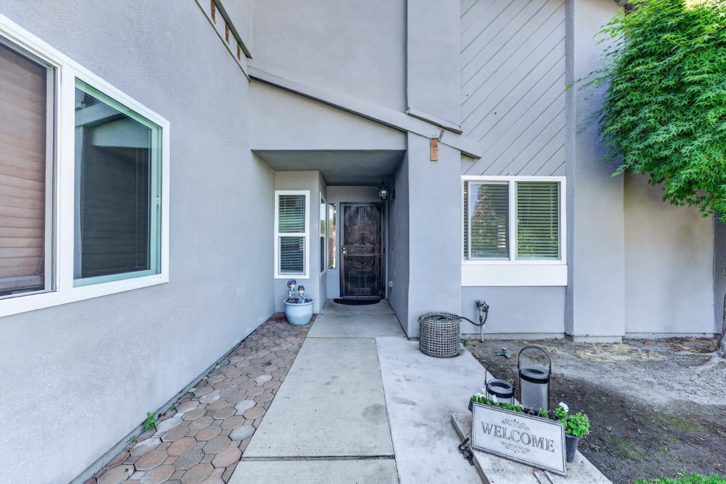 Detail Gallery Image 3 of 21 For 2250 Solitude Ln, Turlock,  CA 95380 - 3 Beds | 2 Baths