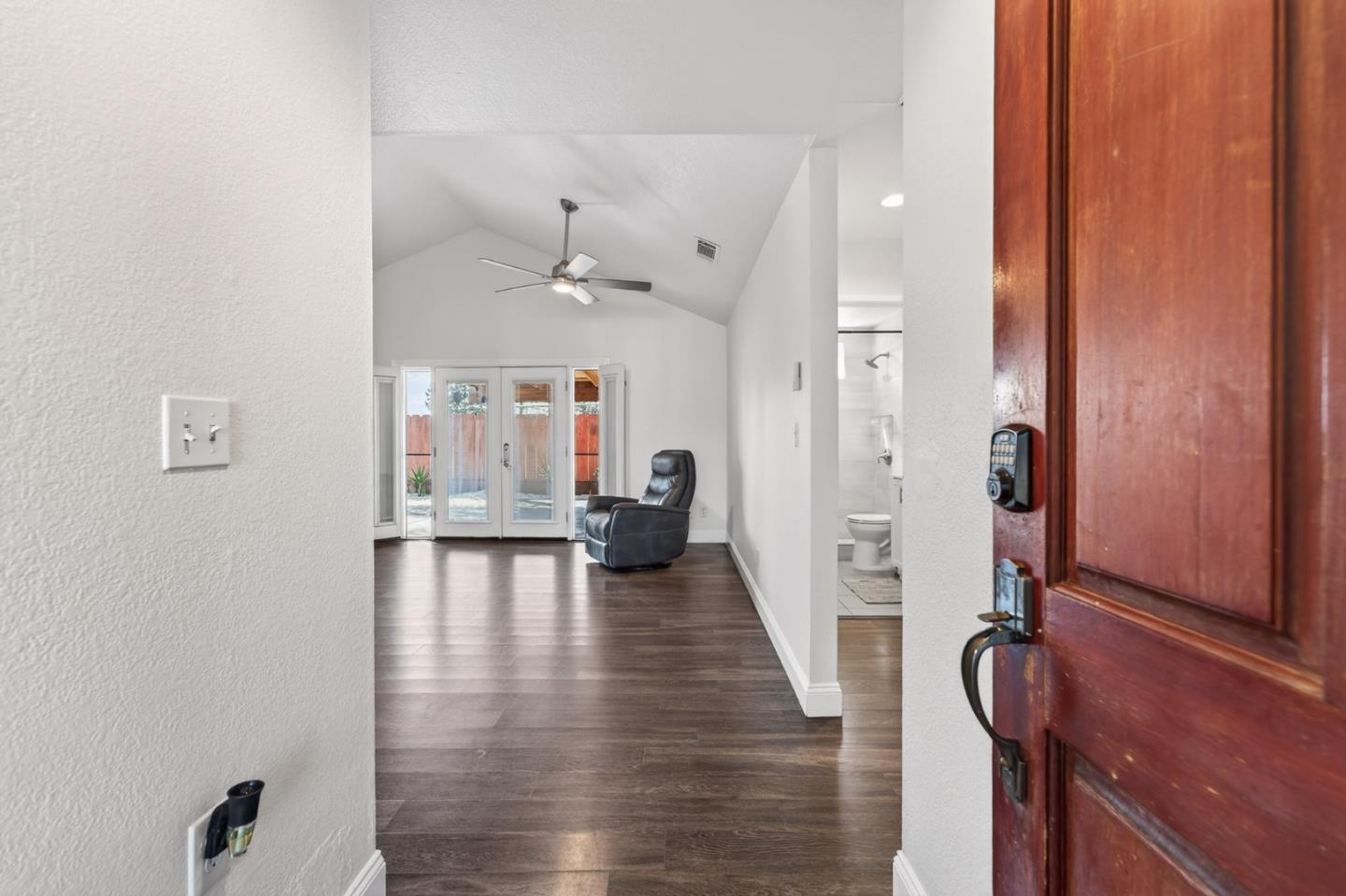 Detail Gallery Image 5 of 21 For 2250 Solitude Ln, Turlock,  CA 95380 - 3 Beds | 2 Baths