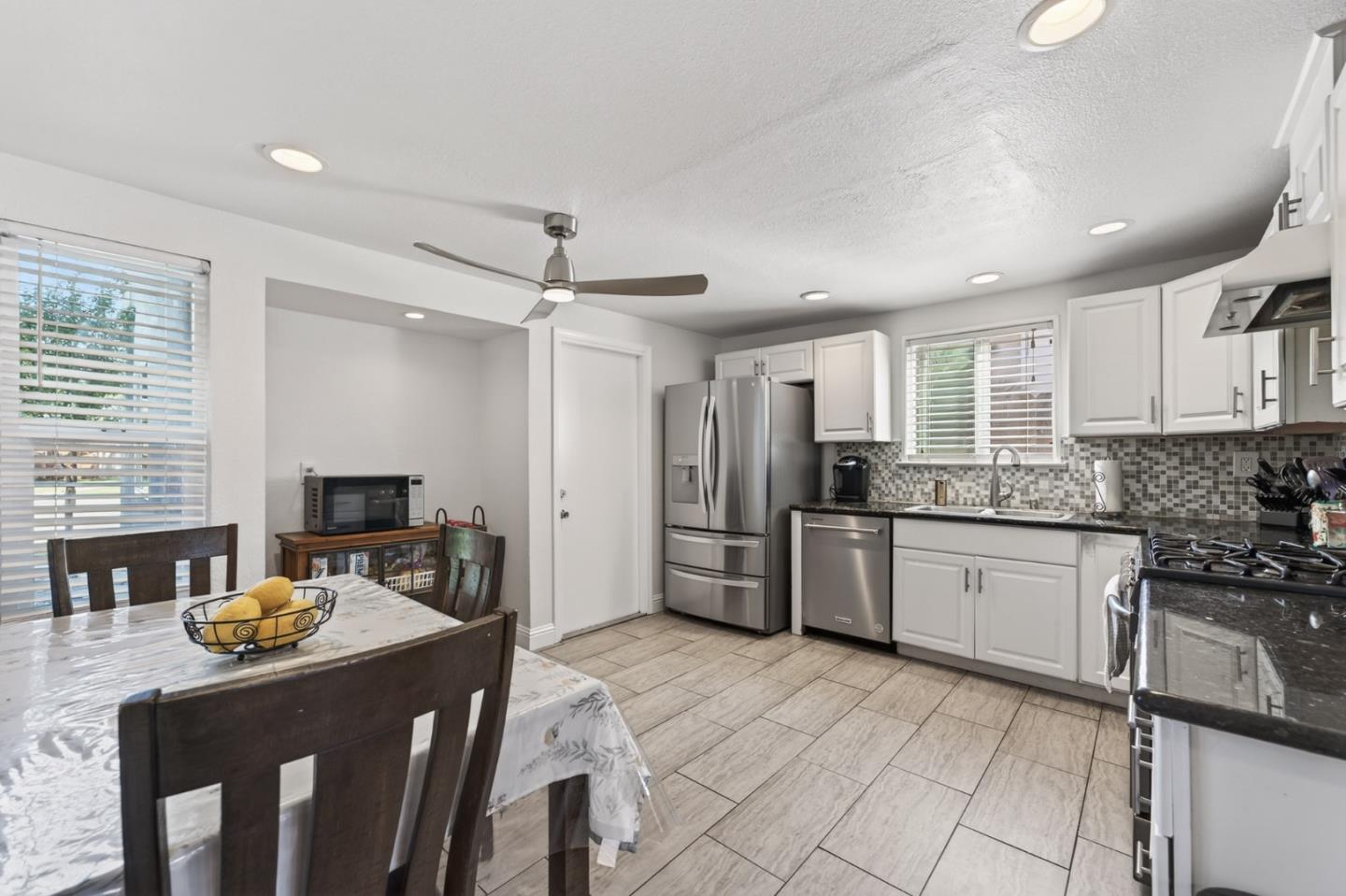 Detail Gallery Image 6 of 21 For 2250 Solitude Ln, Turlock,  CA 95380 - 3 Beds | 2 Baths