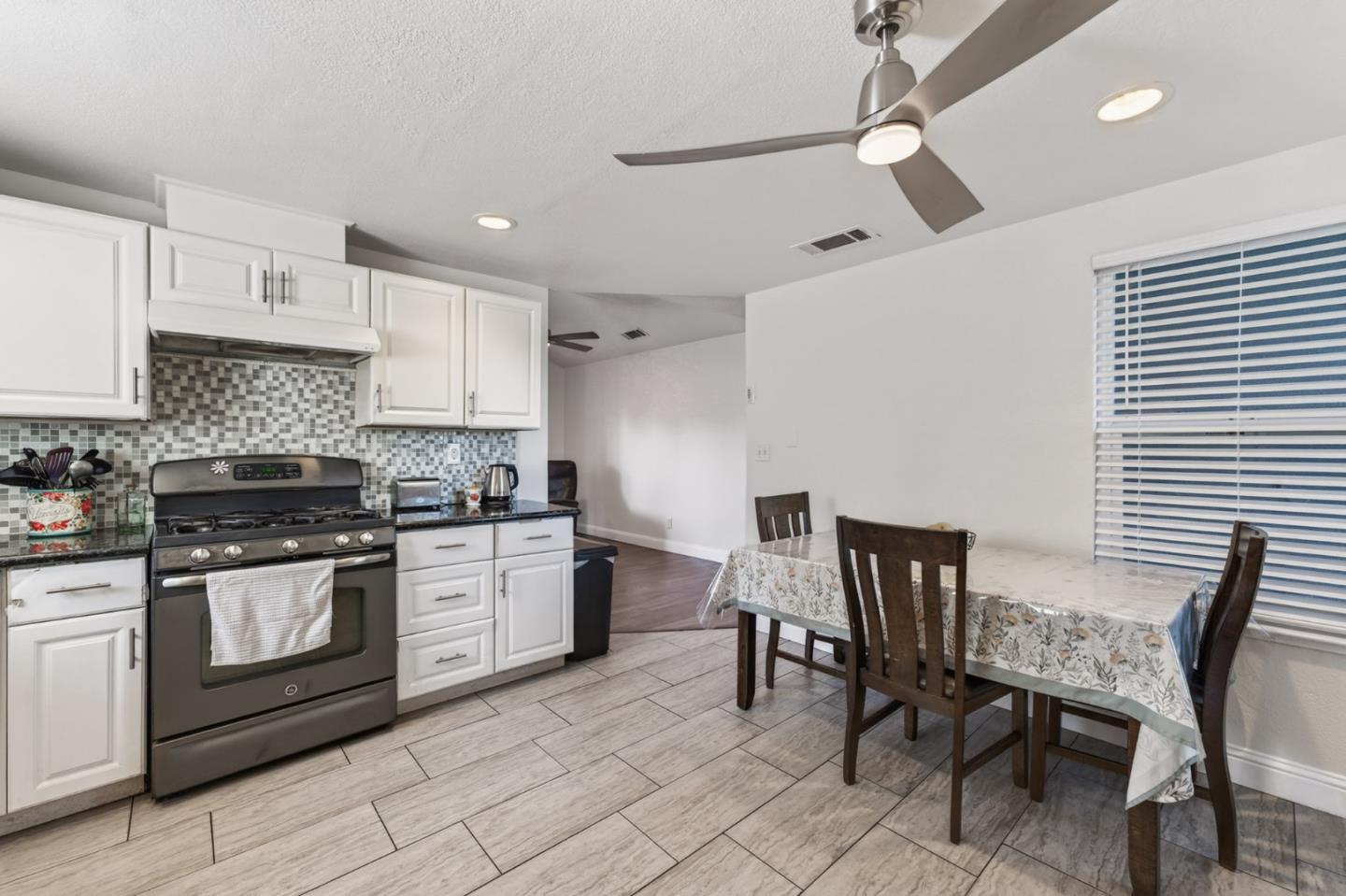 Detail Gallery Image 7 of 21 For 2250 Solitude Ln, Turlock,  CA 95380 - 3 Beds | 2 Baths