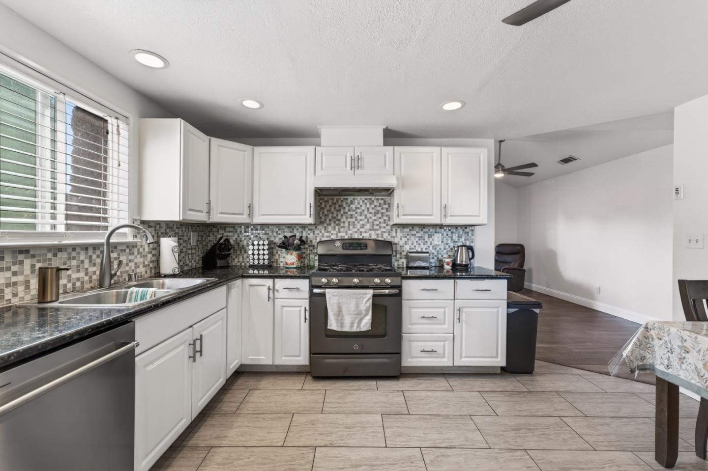 Detail Gallery Image 8 of 21 For 2250 Solitude Ln, Turlock,  CA 95380 - 3 Beds | 2 Baths