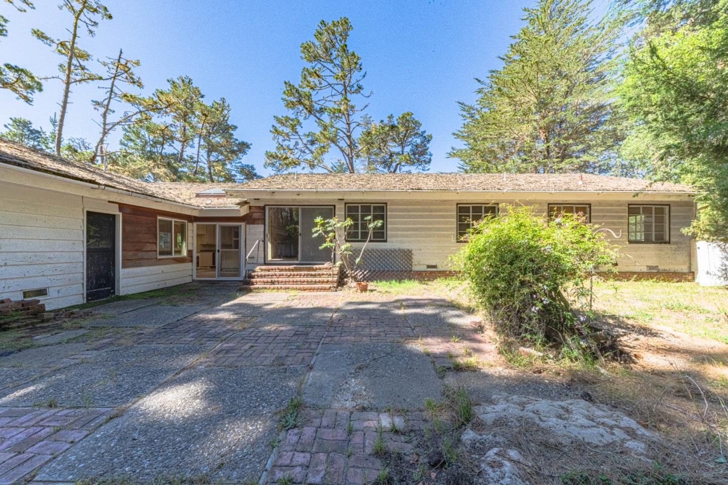 Detail Gallery Image 15 of 33 For 4083 Sunridge Rd, Pebble Beach,  CA 93953 - 4 Beds | 2/1 Baths