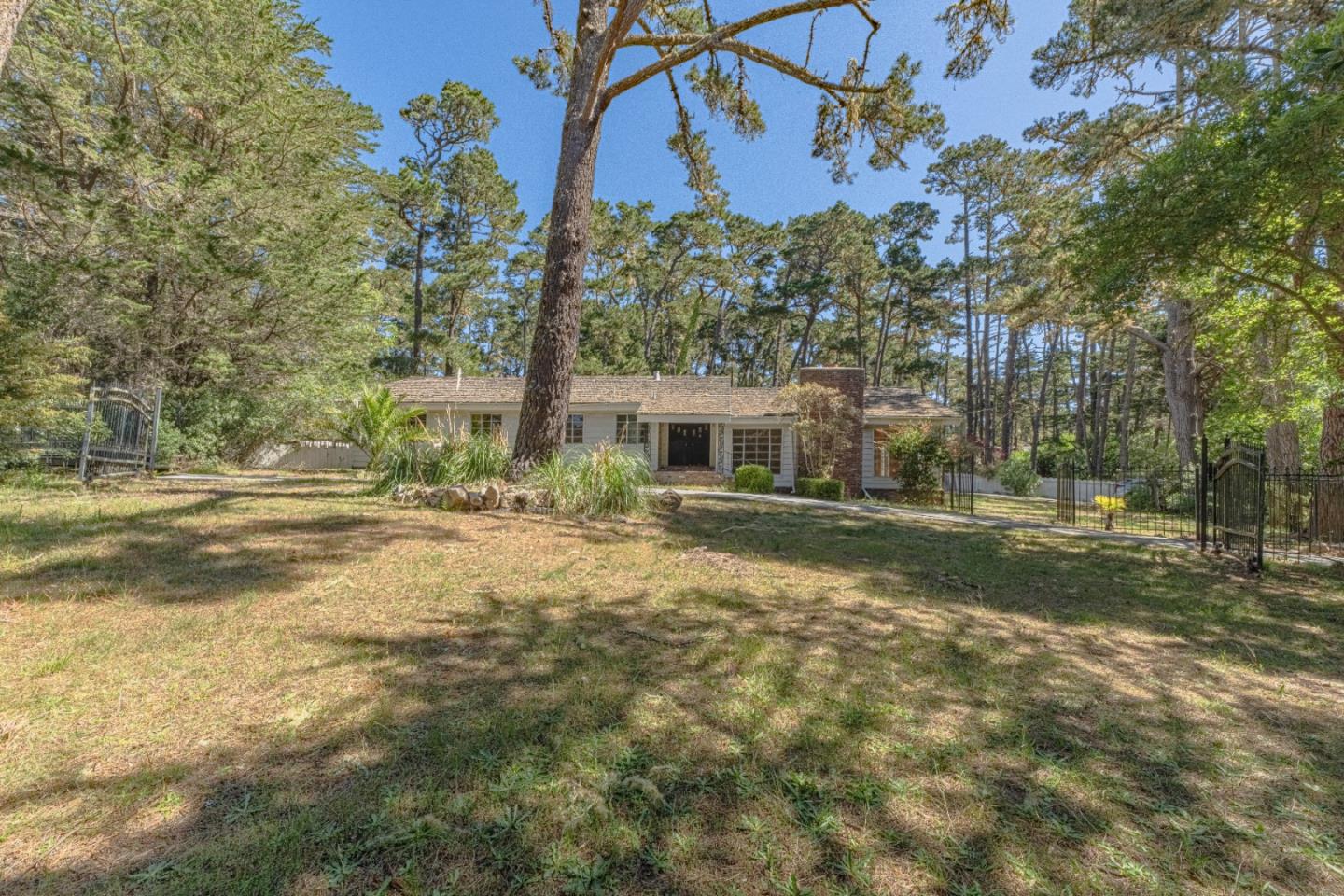 Detail Gallery Image 31 of 33 For 4083 Sunridge Rd, Pebble Beach,  CA 93953 - 4 Beds | 2/1 Baths