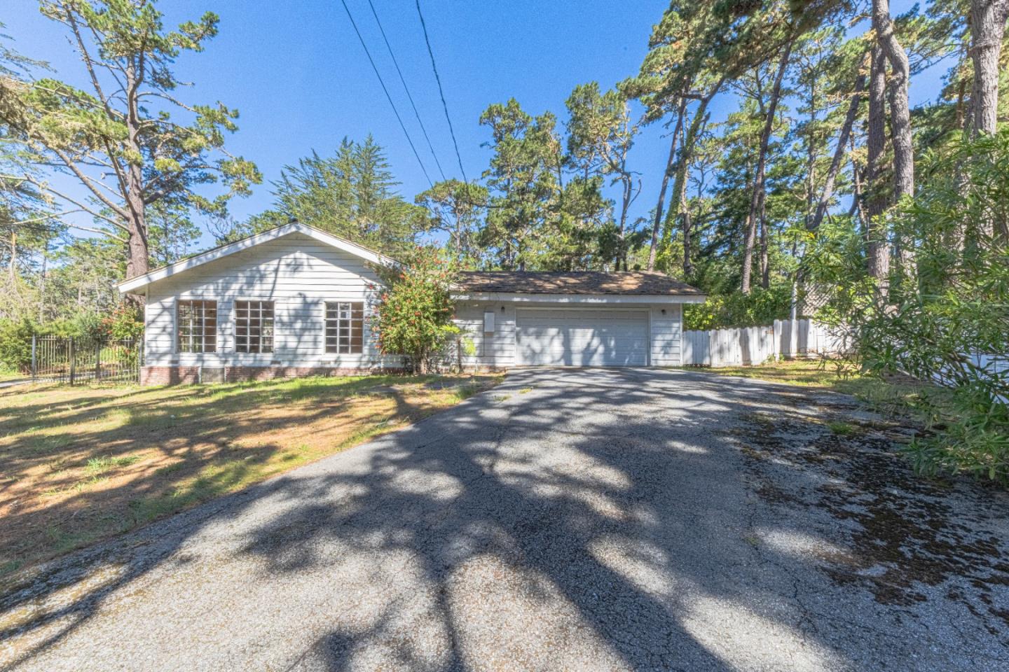 Detail Gallery Image 4 of 33 For 4083 Sunridge Rd, Pebble Beach,  CA 93953 - 4 Beds | 2/1 Baths