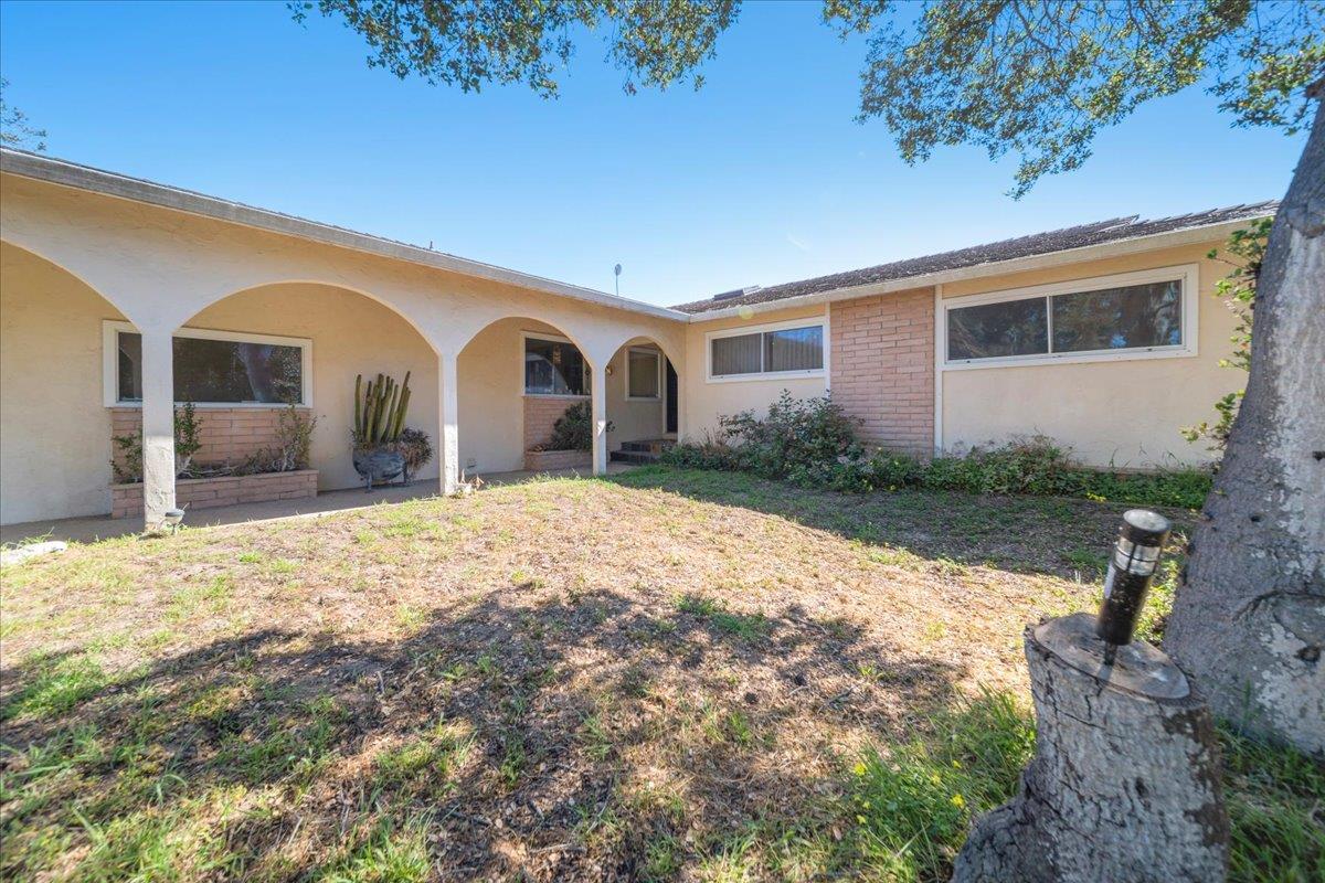 Detail Gallery Image 2 of 28 For 15400 Oak Hills Dr, Salinas,  CA 93907 - 3 Beds | 2 Baths