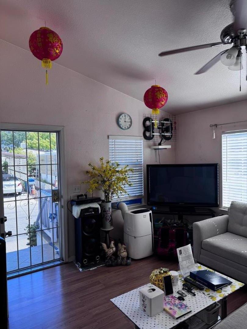 Detail Gallery Image 3 of 10 For 28845 La Corona #431,  Hayward,  CA 94544 - 3 Beds | 2 Baths