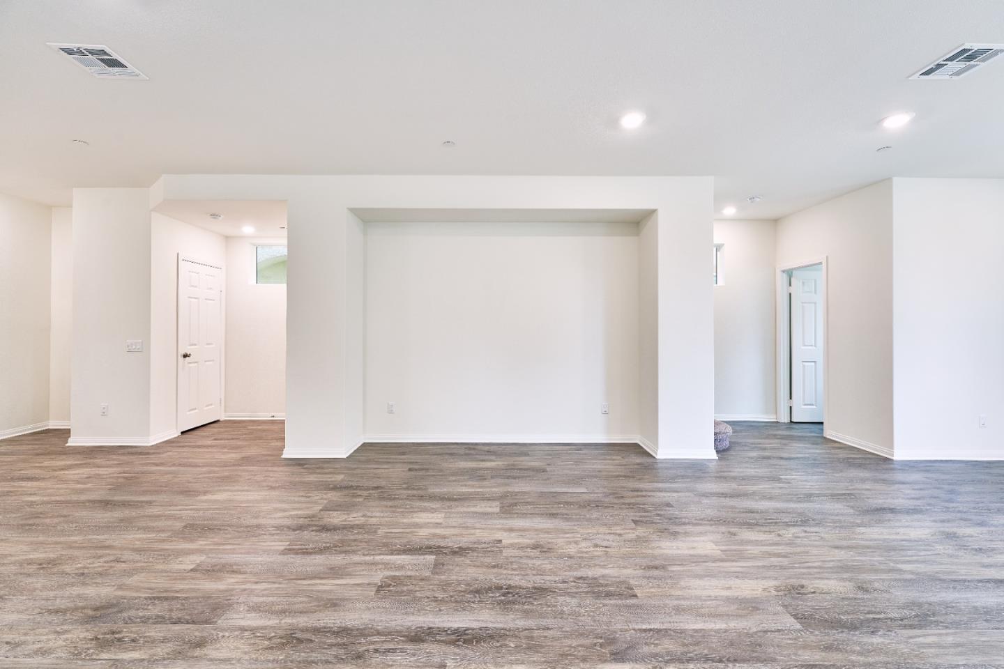 Detail Gallery Image 11 of 19 For 729 Daniel Freeman Cir, Inglewood,  CA 90301 - 4 Beds | 3/1 Baths