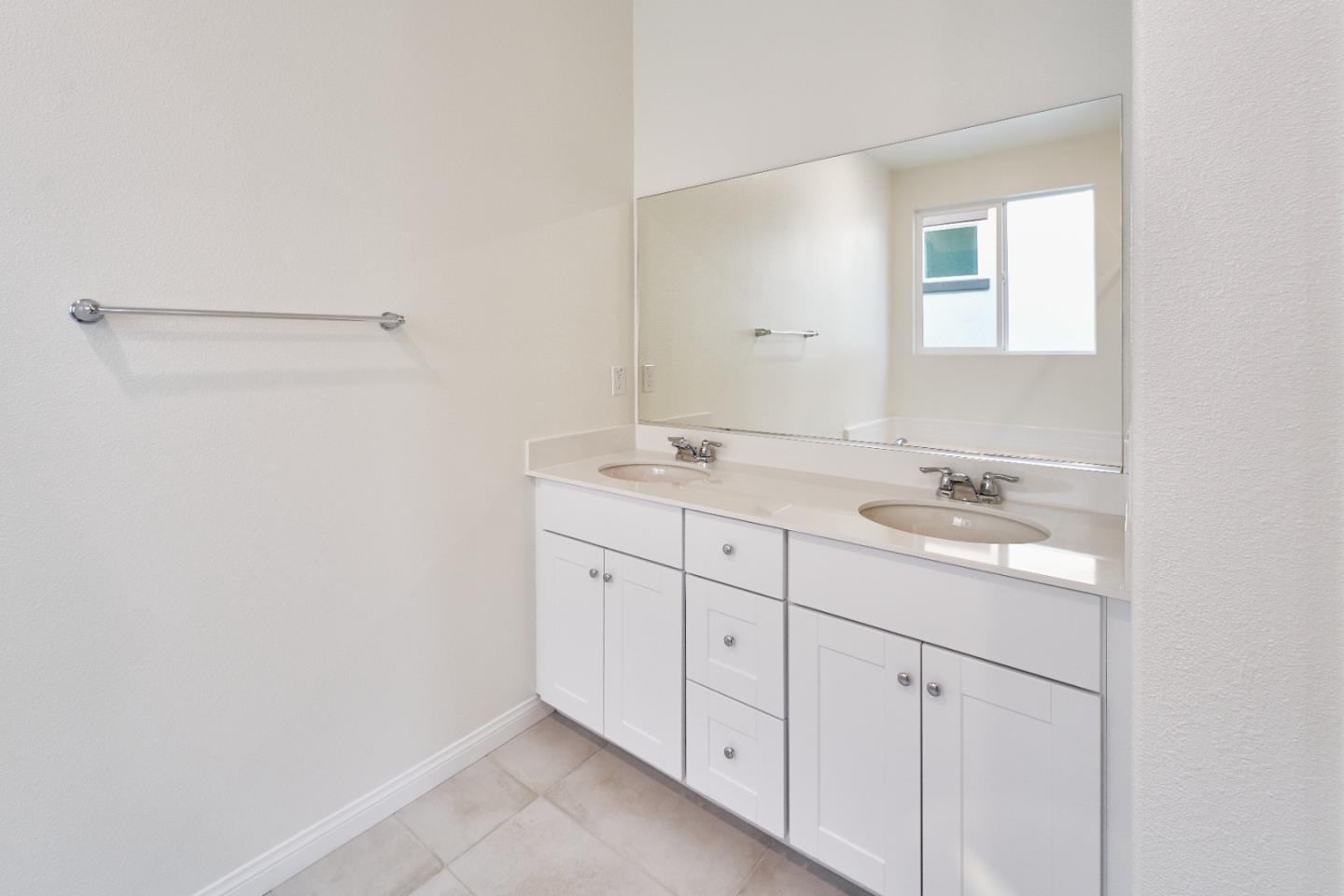 Detail Gallery Image 2 of 19 For 729 Daniel Freeman Cir, Inglewood,  CA 90301 - 4 Beds | 3/1 Baths