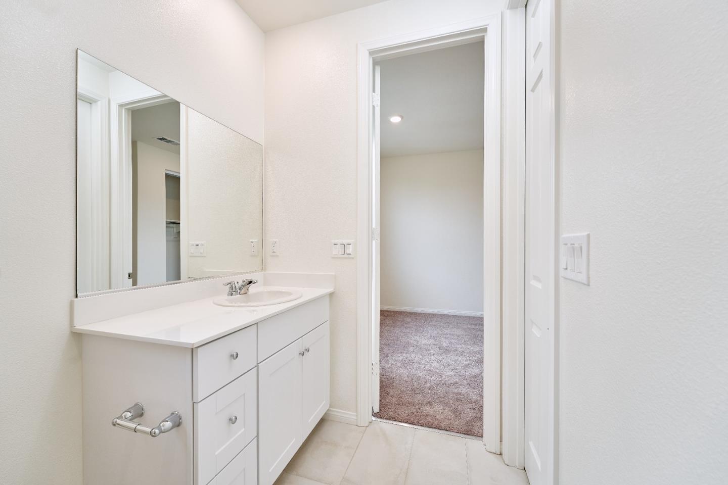 Detail Gallery Image 5 of 19 For 729 Daniel Freeman Cir, Inglewood,  CA 90301 - 4 Beds | 3/1 Baths