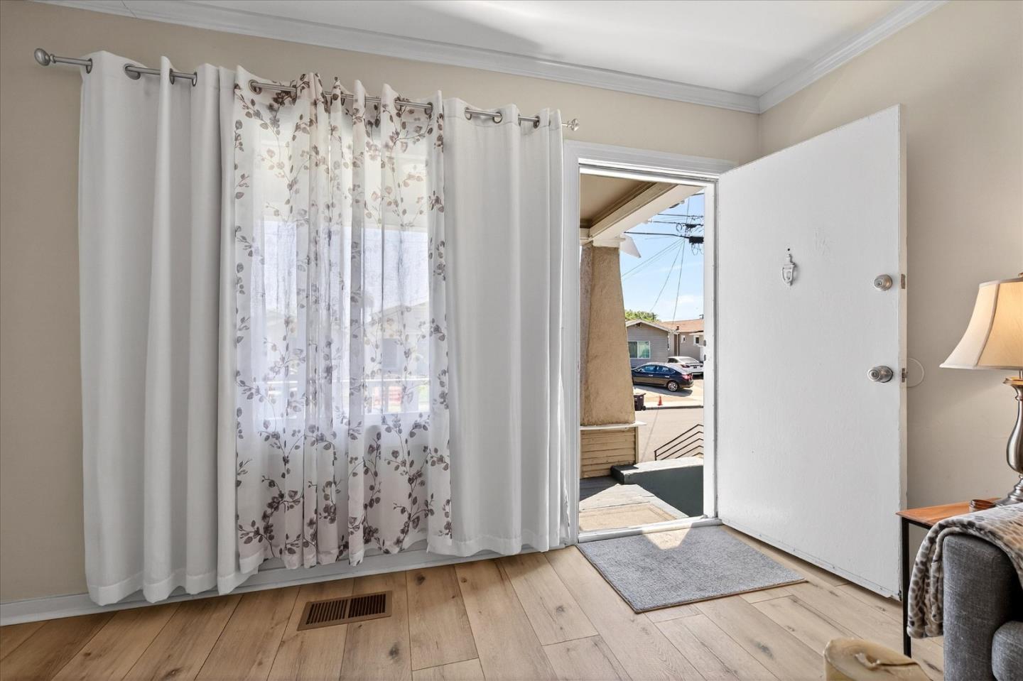 Detail Gallery Image 2 of 31 For 2451 65th Ave, Oakland,  CA 94605 - 3 Beds | 2 Baths