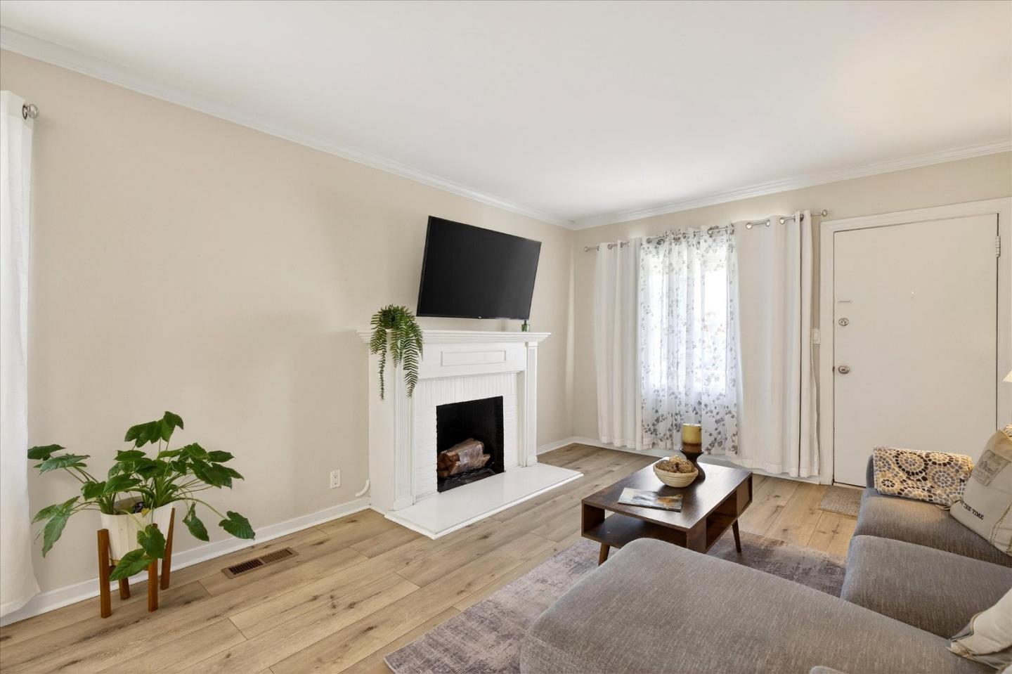 Detail Gallery Image 4 of 31 For 2451 65th Ave, Oakland,  CA 94605 - 3 Beds | 2 Baths