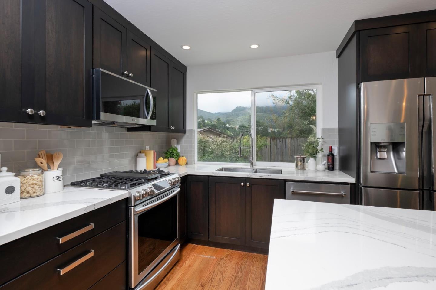 Detail Gallery Image 5 of 16 For 3 Yellowstone Way, Pacifica,  CA 94044 - 4 Beds | 2/1 Baths