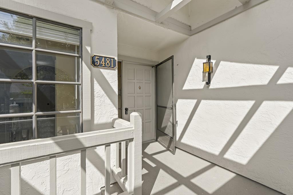 Detail Gallery Image 2 of 28 For 5481 Cribari Grn, San Jose,  CA 95135 - 2 Beds | 2 Baths