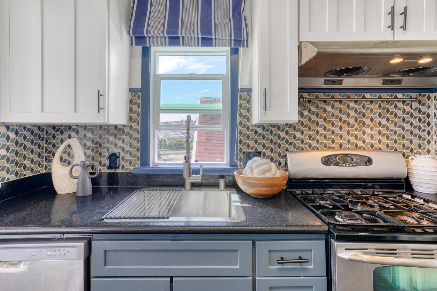 Detail Gallery Image 24 of 58 For 446 Nevada St, San Francisco,  CA 94110 - 3 Beds | 3 Baths