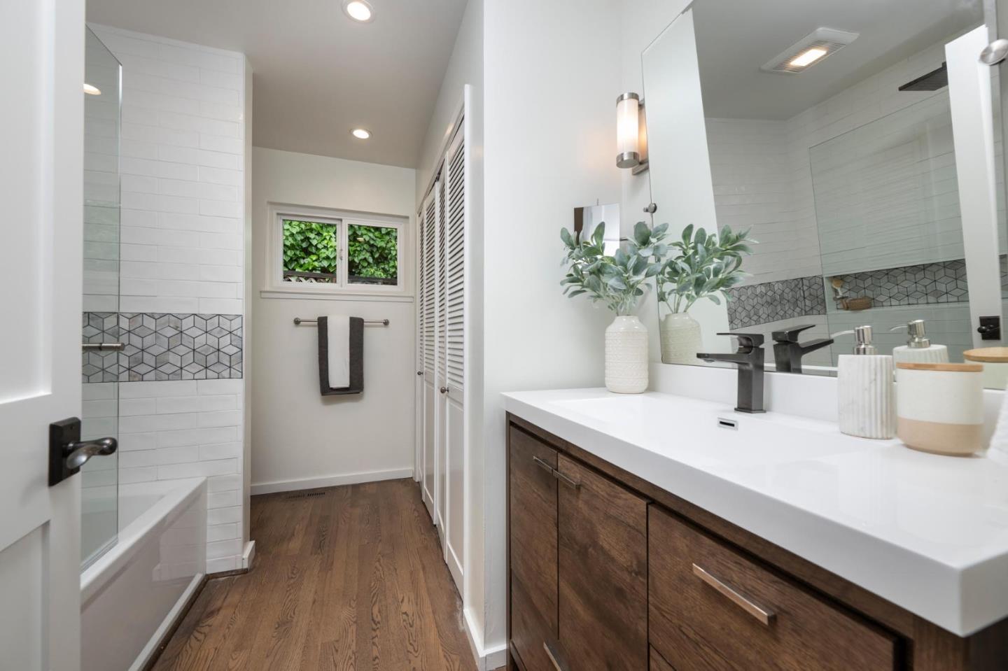 Detail Gallery Image 29 of 58 For 606 Yale Dr, San Mateo,  CA 94402 - 5 Beds | 3 Baths