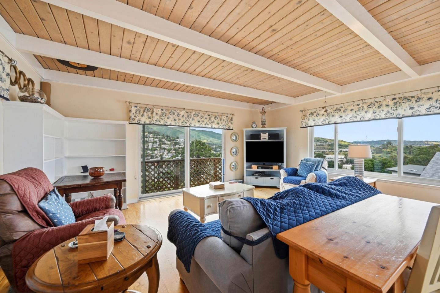 Detail Gallery Image 4 of 29 For 50 Tulare St, Brisbane,  CA 94005 - 4 Beds | 2/1 Baths