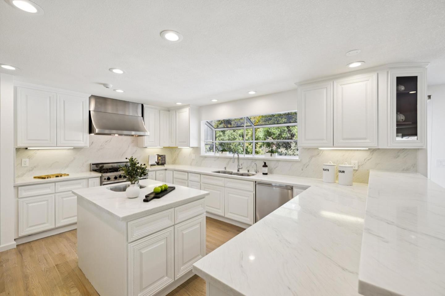 Detail Gallery Image 17 of 55 For 10 Salmark Ct, Hillsborough,  CA 94010 - 5 Beds | 4/1 Baths