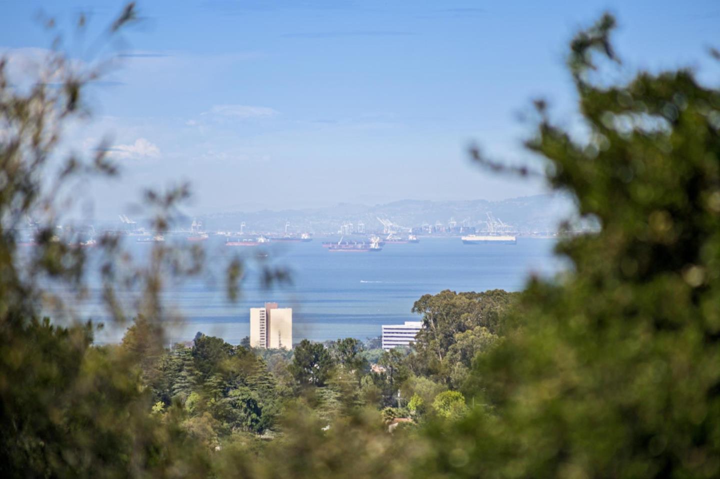 Detail Gallery Image 31 of 55 For 10 Salmark Ct, Hillsborough,  CA 94010 - 5 Beds | 4/1 Baths