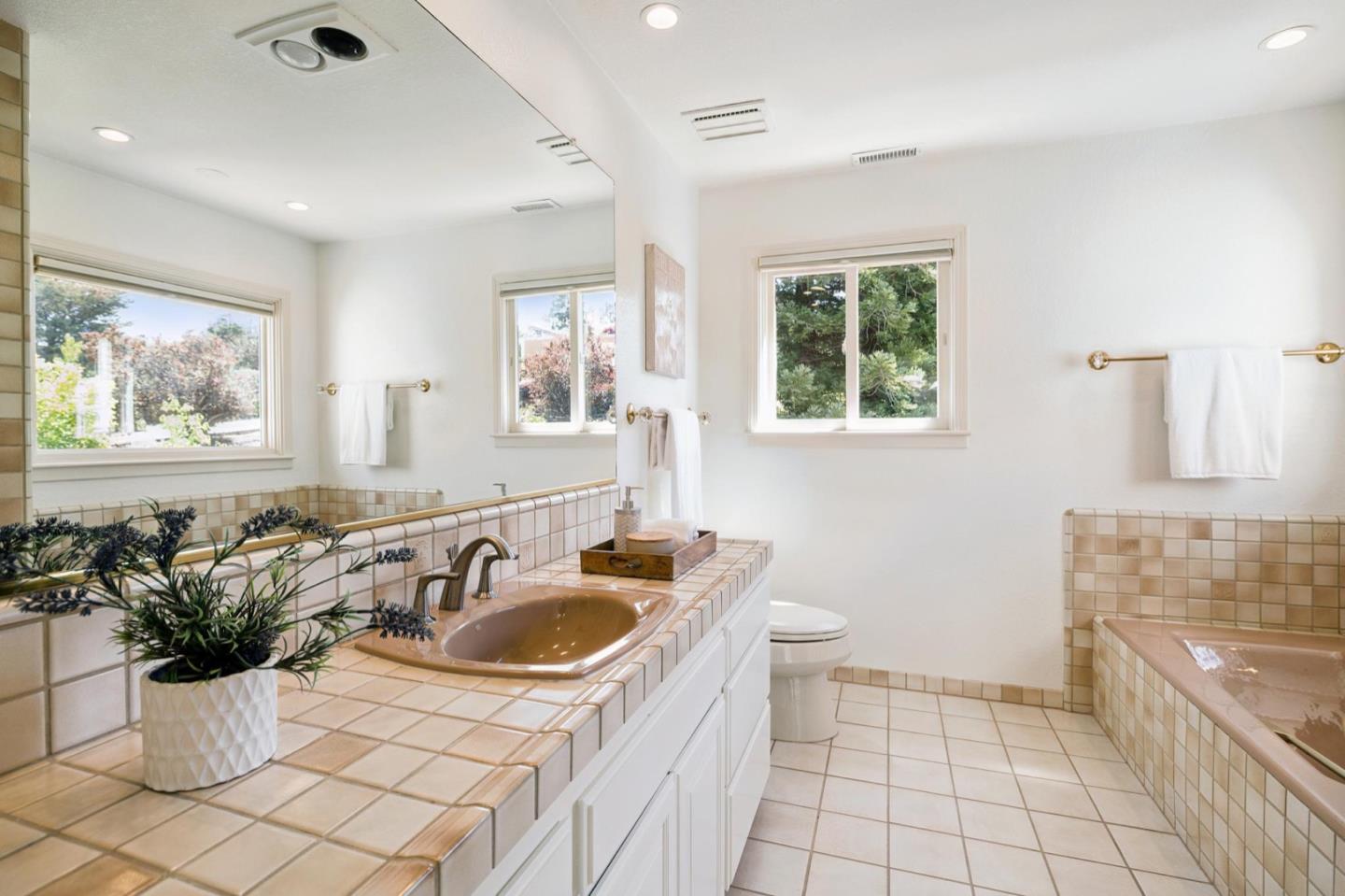 Detail Gallery Image 37 of 55 For 10 Salmark Ct, Hillsborough,  CA 94010 - 5 Beds | 4/1 Baths