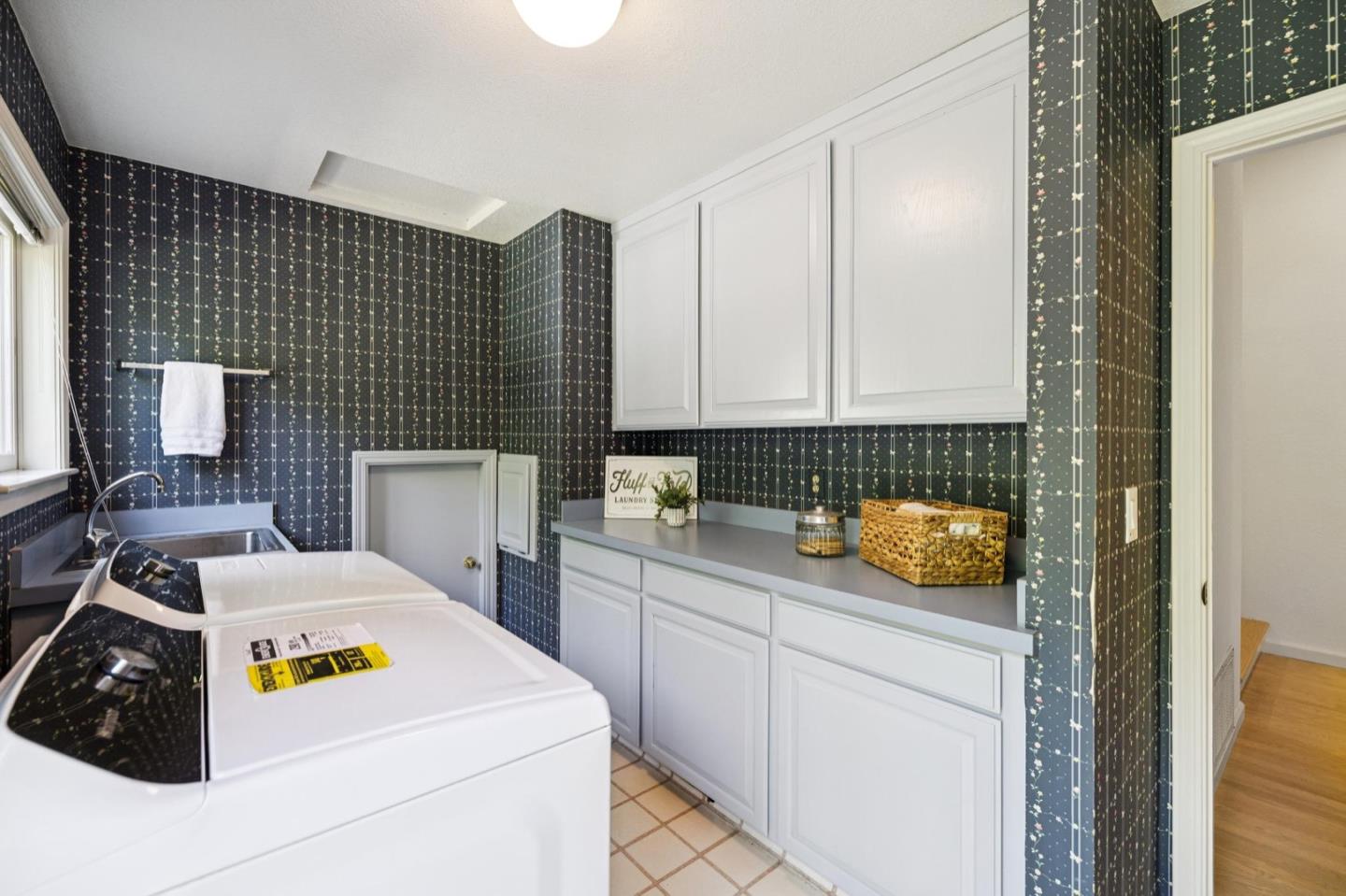 Detail Gallery Image 47 of 55 For 10 Salmark Ct, Hillsborough,  CA 94010 - 5 Beds | 4/1 Baths