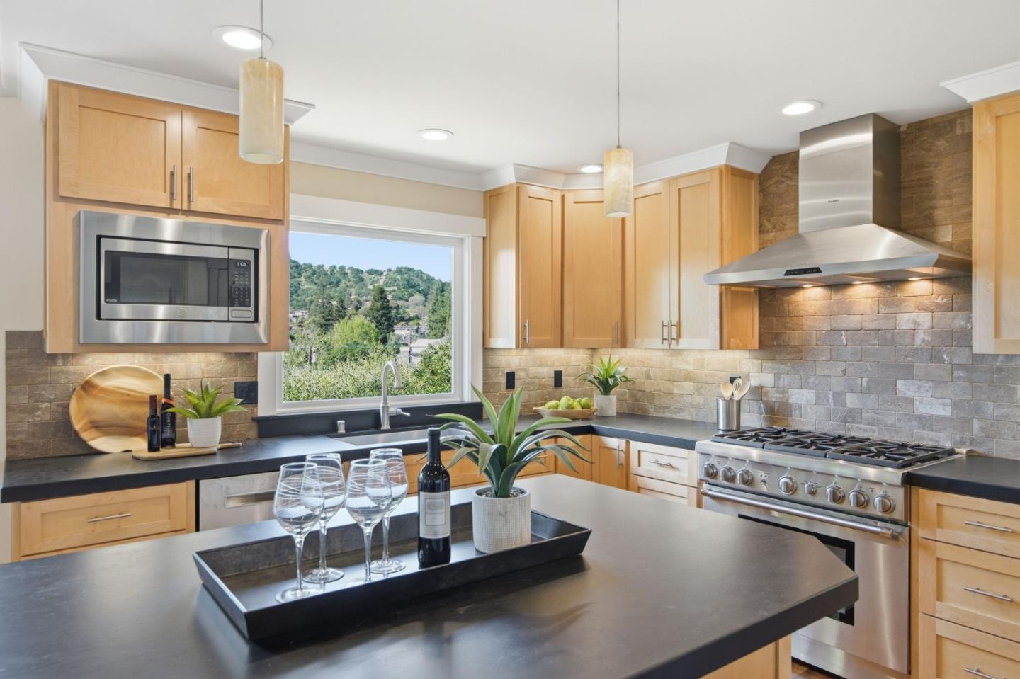 Detail Gallery Image 10 of 35 For 50 Hilltop Dr, San Carlos,  CA 94070 - 4 Beds | 4 Baths