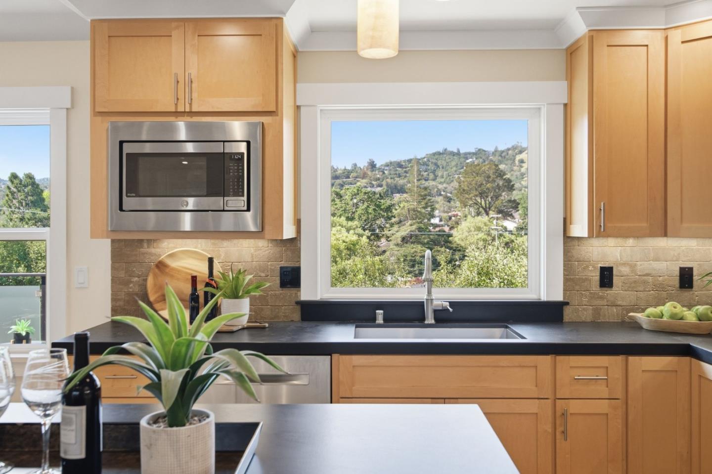 Detail Gallery Image 13 of 35 For 50 Hilltop Dr, San Carlos,  CA 94070 - 4 Beds | 4 Baths