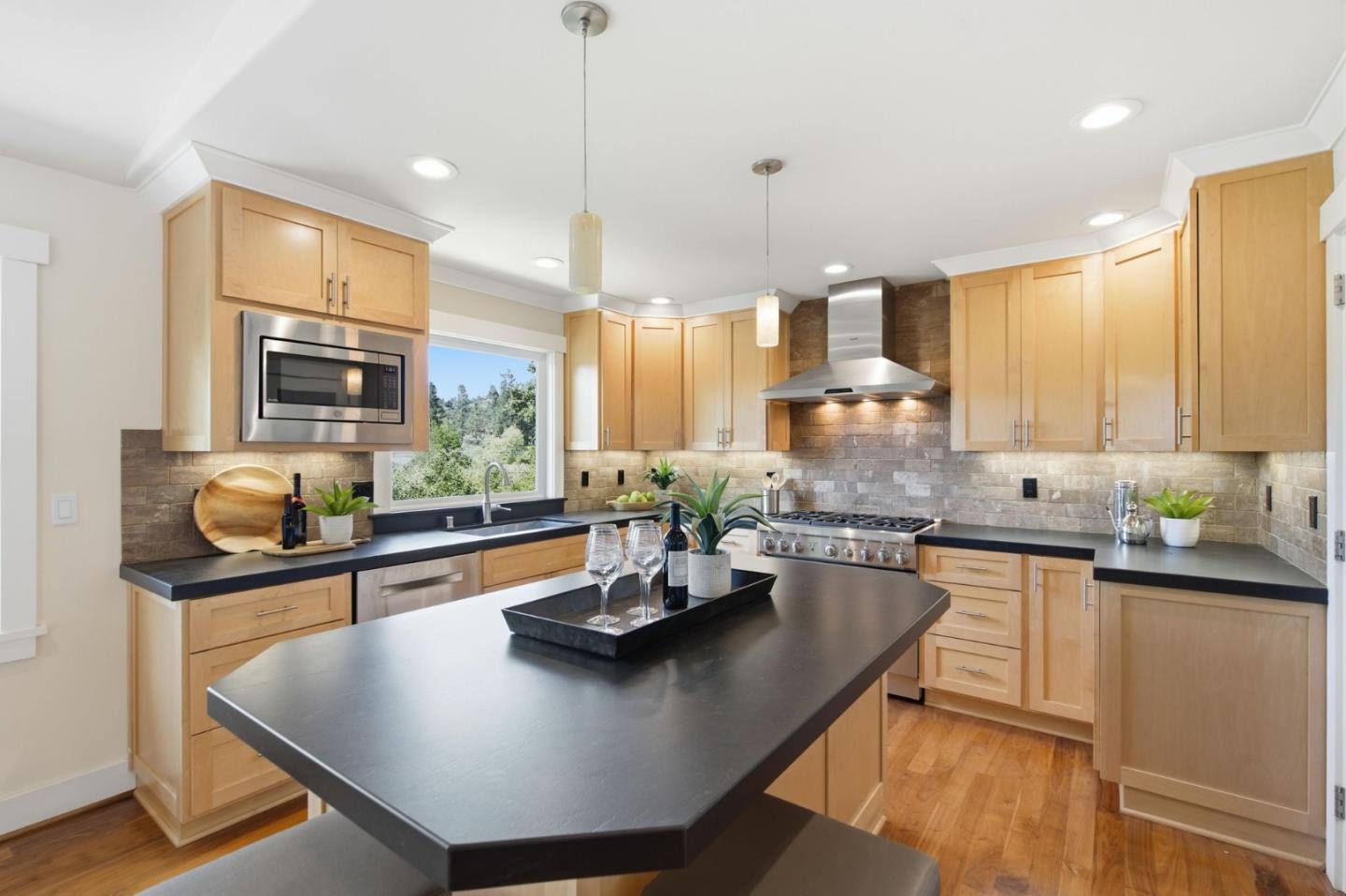 Detail Gallery Image 9 of 35 For 50 Hilltop Dr, San Carlos,  CA 94070 - 4 Beds | 4 Baths