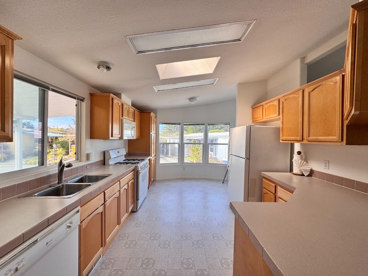 Detail Gallery Image 7 of 20 For 120 Creekside #120,  Half Moon Bay,  CA 94019 - 3 Beds | 2 Baths