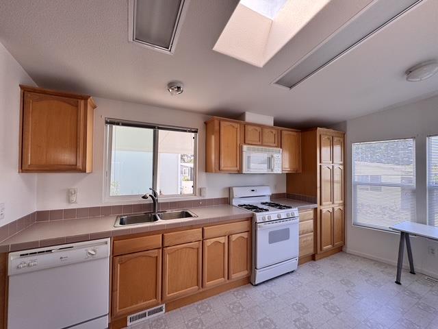 Detail Gallery Image 9 of 20 For 120 Creekside #120,  Half Moon Bay,  CA 94019 - 3 Beds | 2 Baths