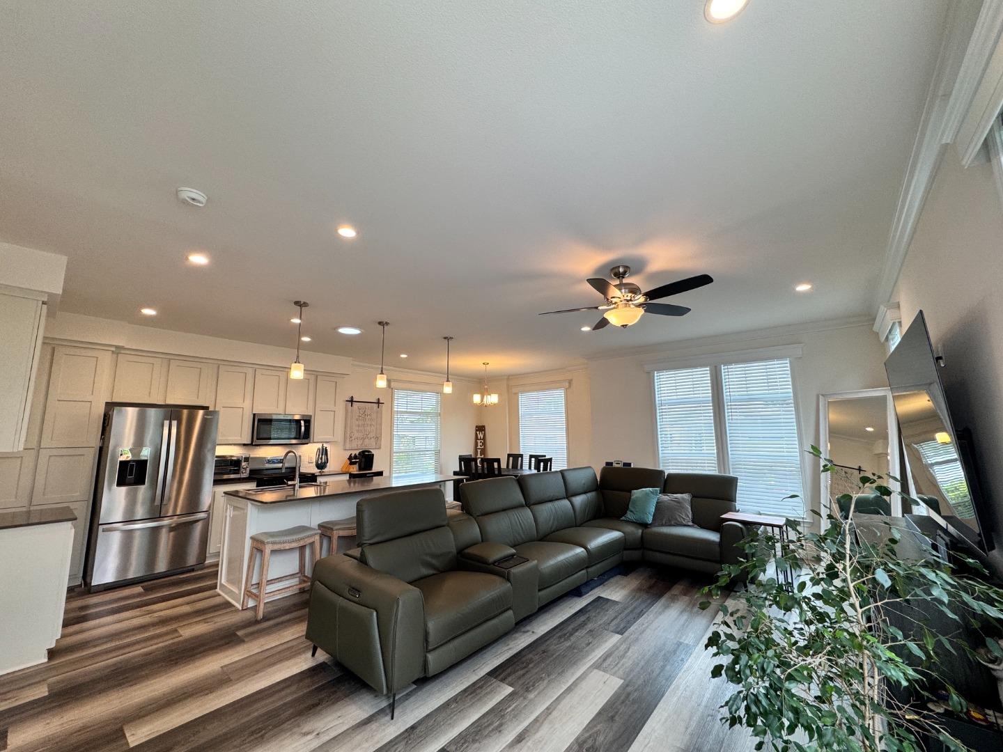 Detail Gallery Image 3 of 23 For 12 Pelican Cir #12,  Half Moon Bay,  CA 94019 - 3 Beds | 2 Baths