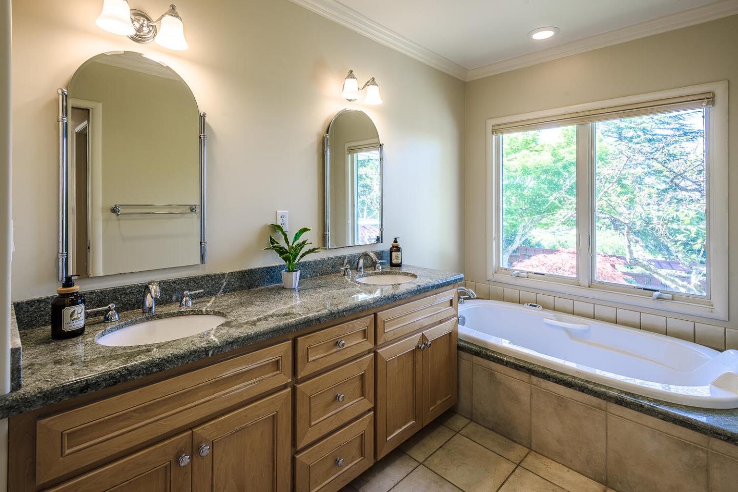 Detail Gallery Image 12 of 21 For 965 Parrott Dr, Hillsborough,  CA 94010 - 4 Beds | 3 Baths