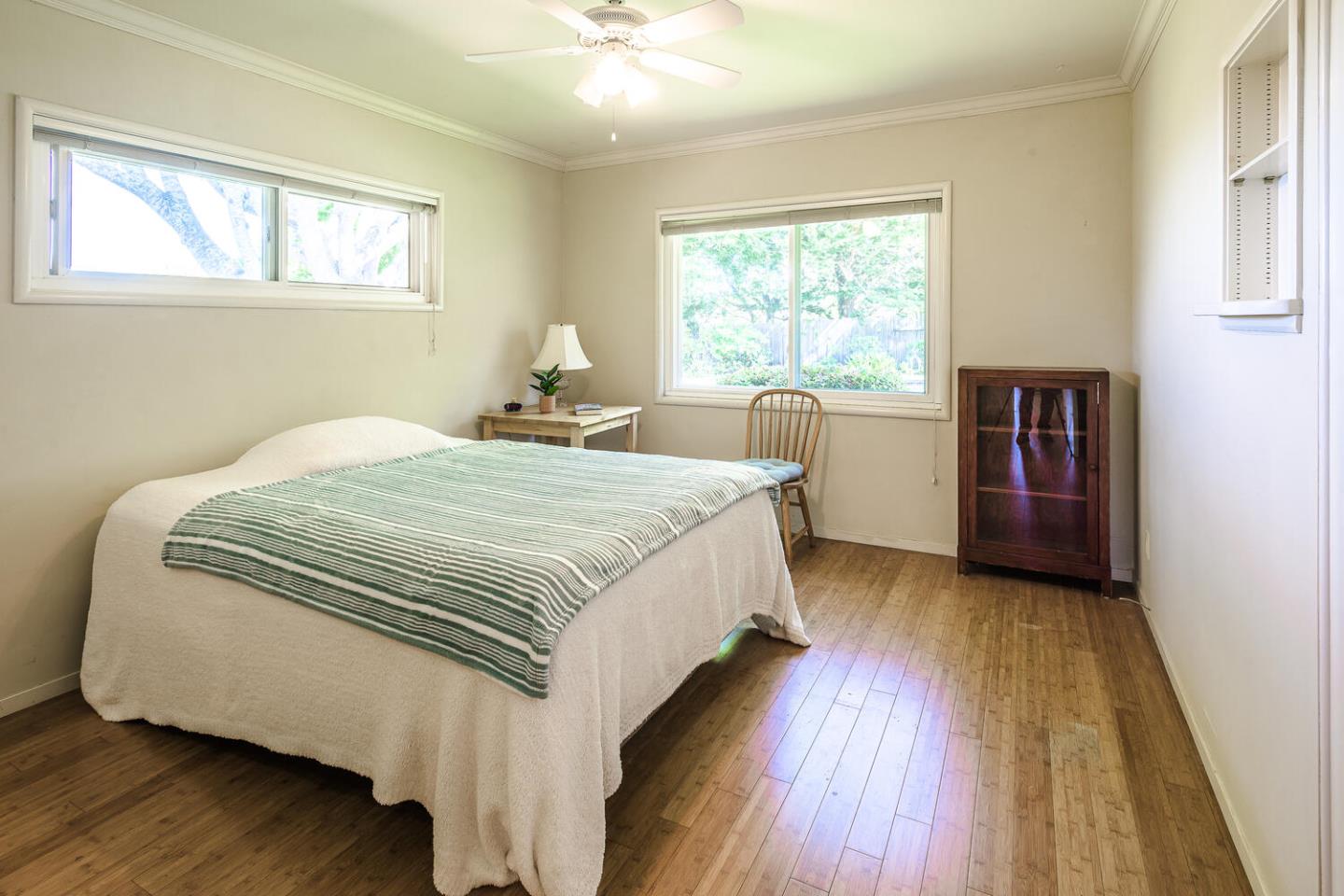 Detail Gallery Image 13 of 21 For 965 Parrott Dr, Hillsborough,  CA 94010 - 4 Beds | 3 Baths