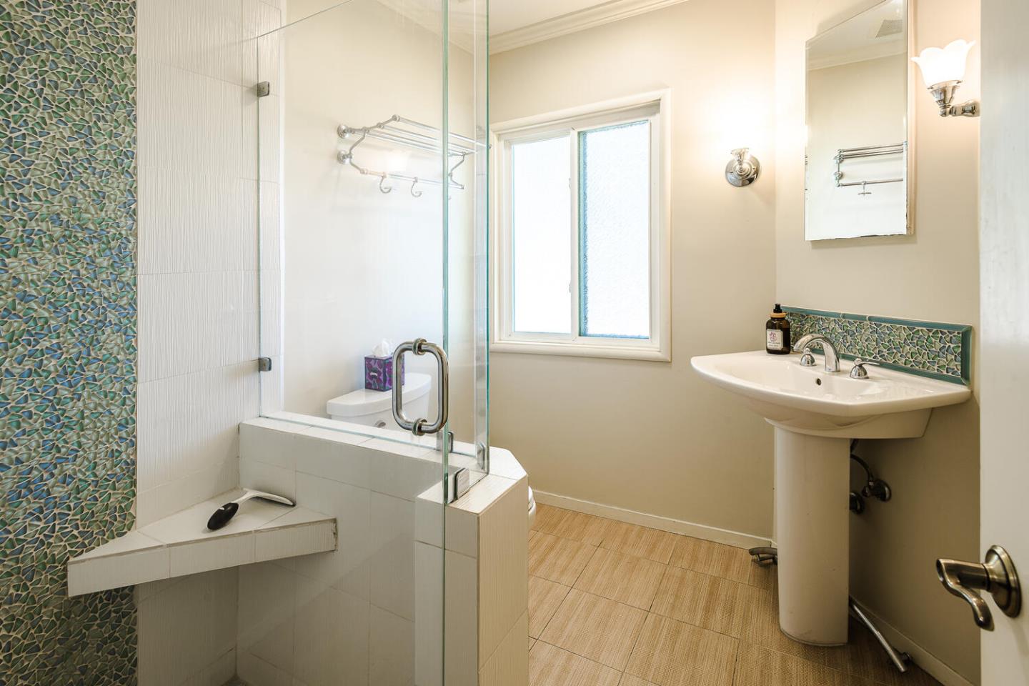 Detail Gallery Image 15 of 21 For 965 Parrott Dr, Hillsborough,  CA 94010 - 4 Beds | 3 Baths