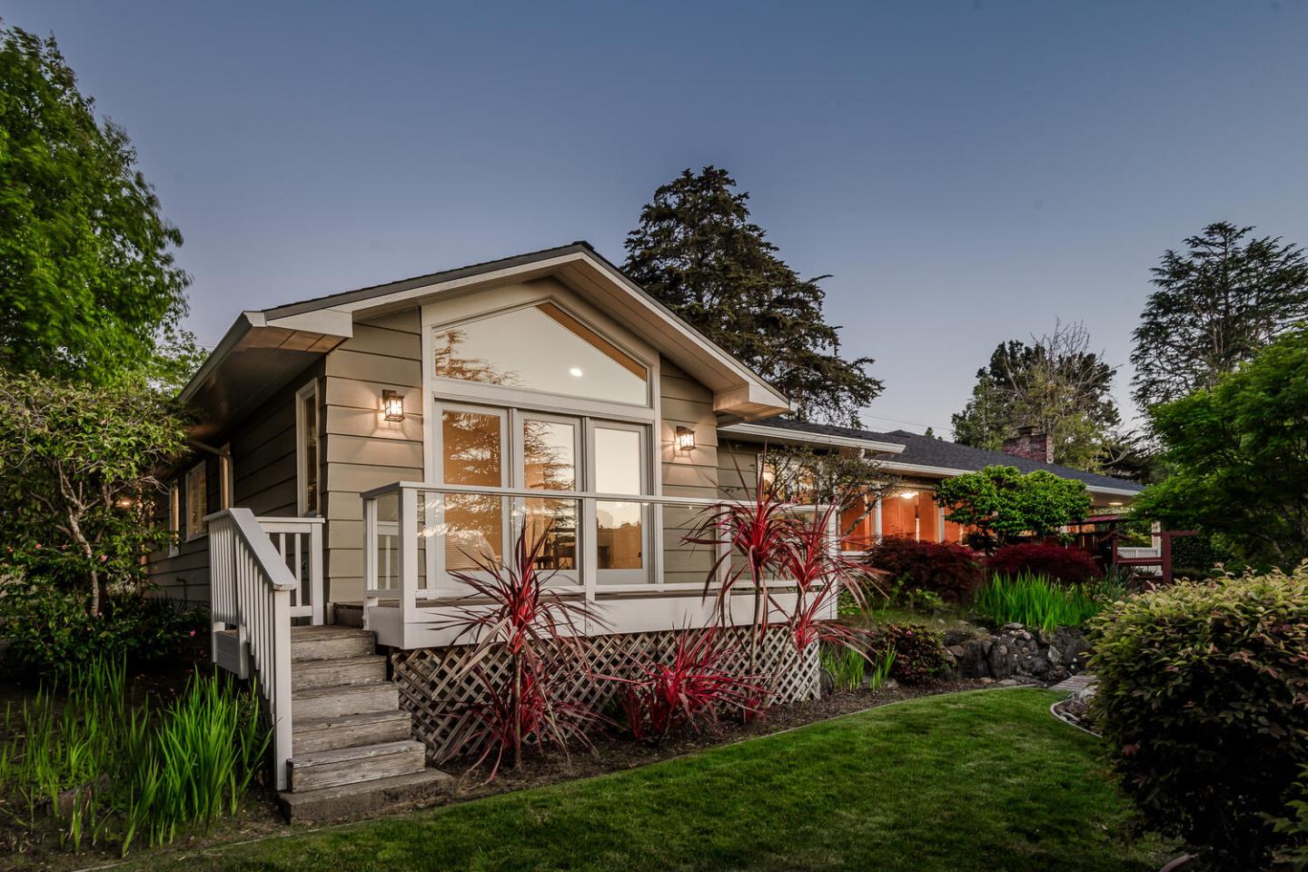 Detail Gallery Image 2 of 21 For 965 Parrott Dr, Hillsborough,  CA 94010 - 4 Beds | 3 Baths