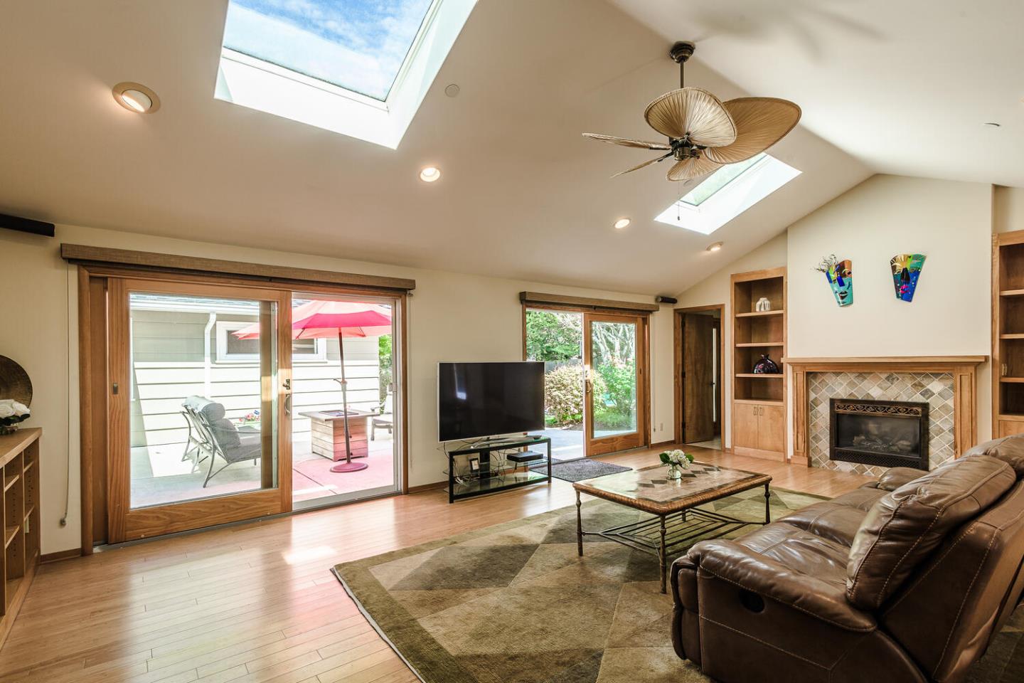 Detail Gallery Image 7 of 21 For 965 Parrott Dr, Hillsborough,  CA 94010 - 4 Beds | 3 Baths