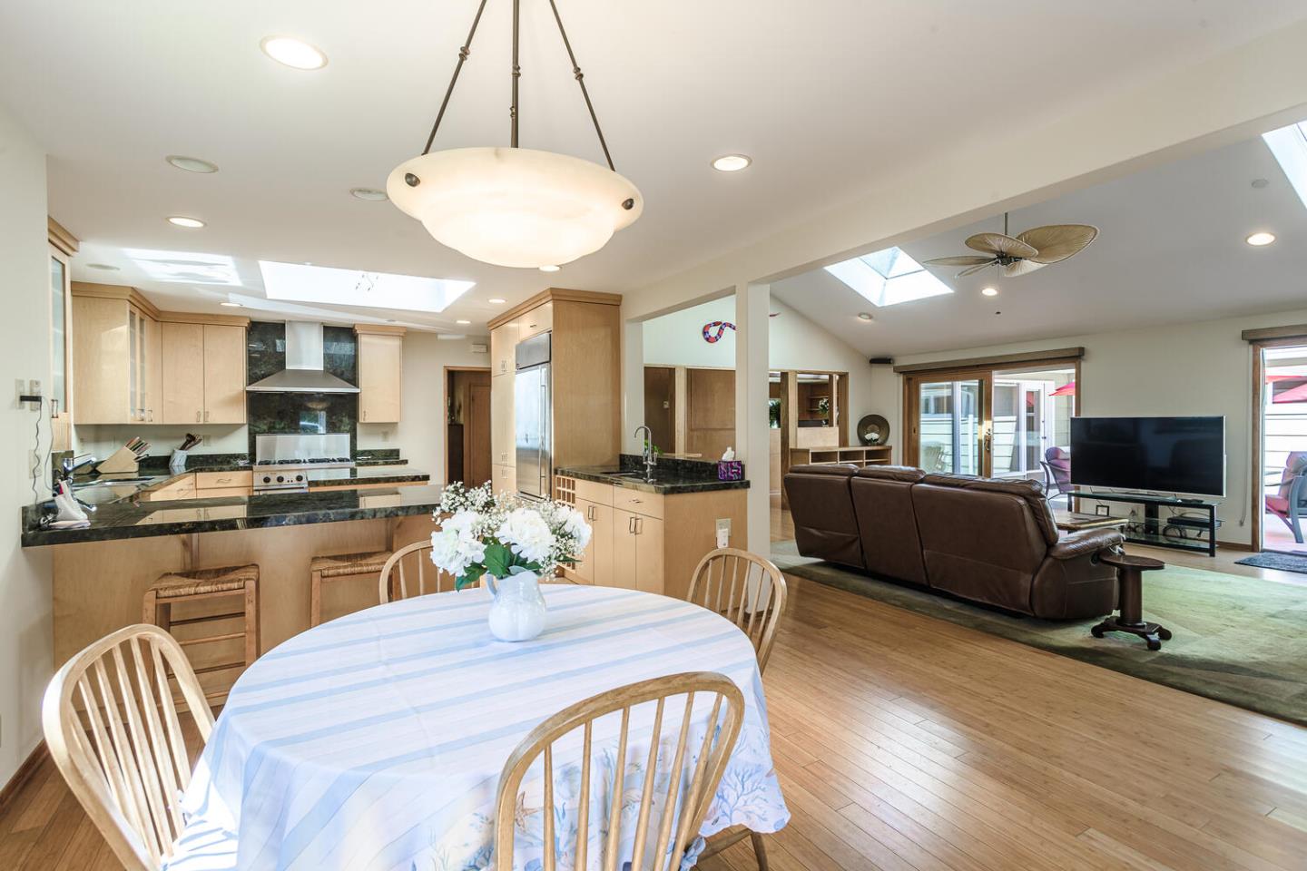 Detail Gallery Image 8 of 21 For 965 Parrott Dr, Hillsborough,  CA 94010 - 4 Beds | 3 Baths