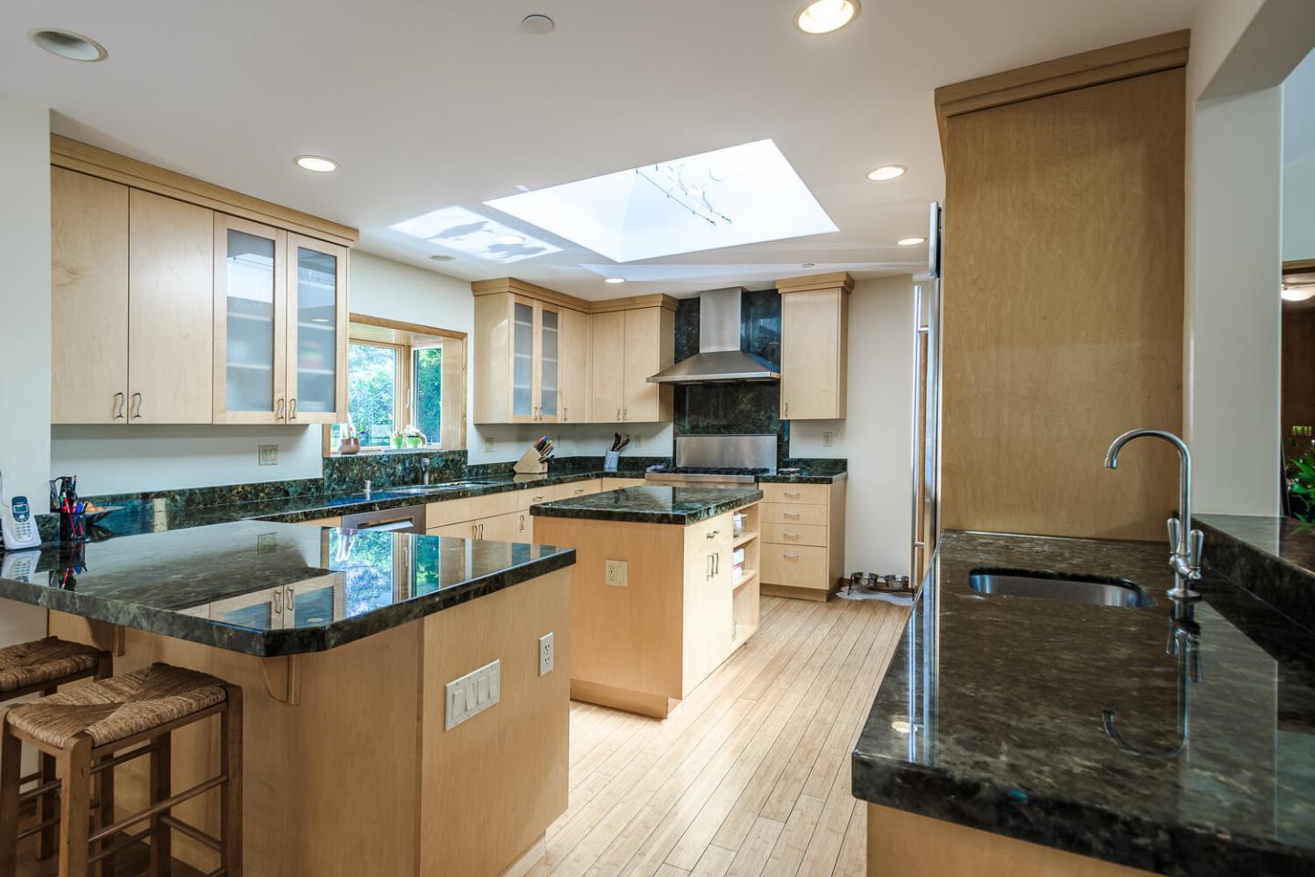 Detail Gallery Image 9 of 21 For 965 Parrott Dr, Hillsborough,  CA 94010 - 4 Beds | 3 Baths