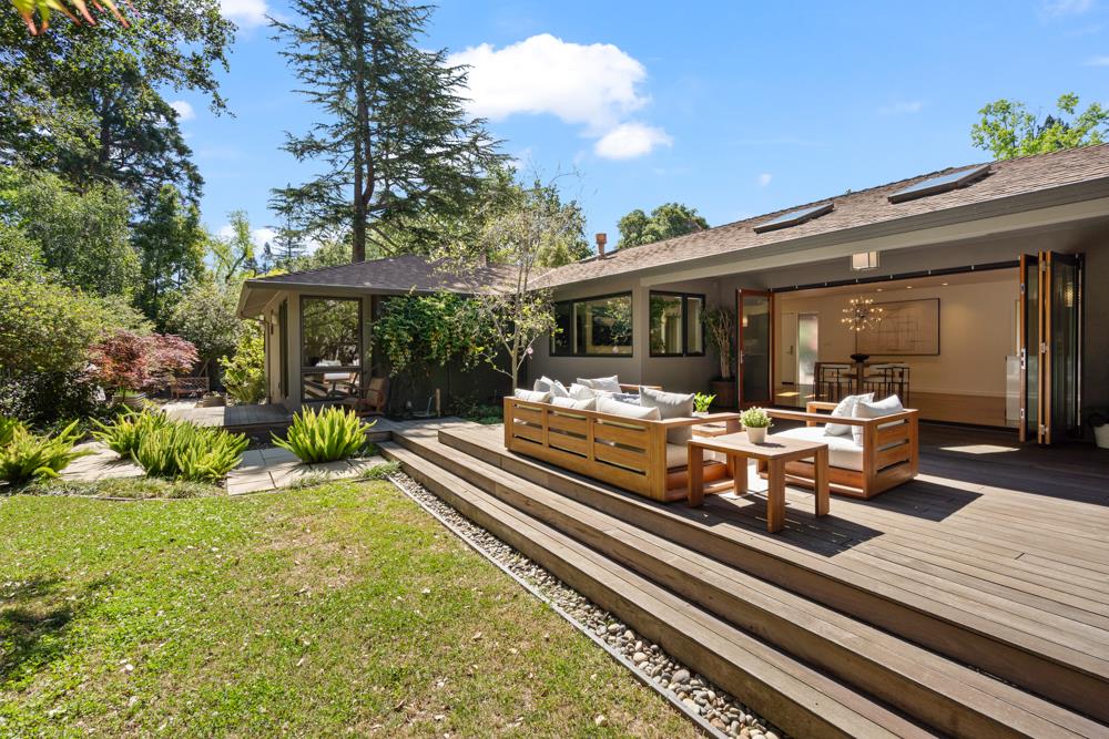 Detail Gallery Image 14 of 26 For 25 Sharon Ct, Menlo Park,  CA 94025 - 3 Beds | 3 Baths