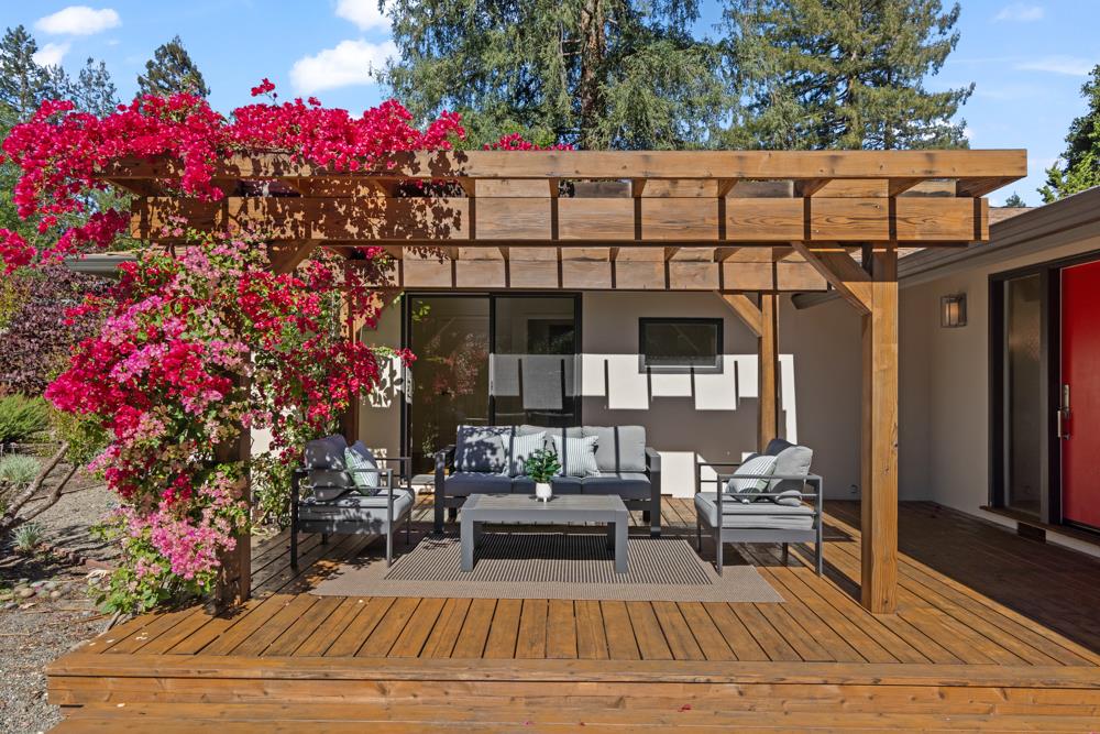 Detail Gallery Image 2 of 26 For 25 Sharon Ct, Menlo Park,  CA 94025 - 3 Beds | 3 Baths