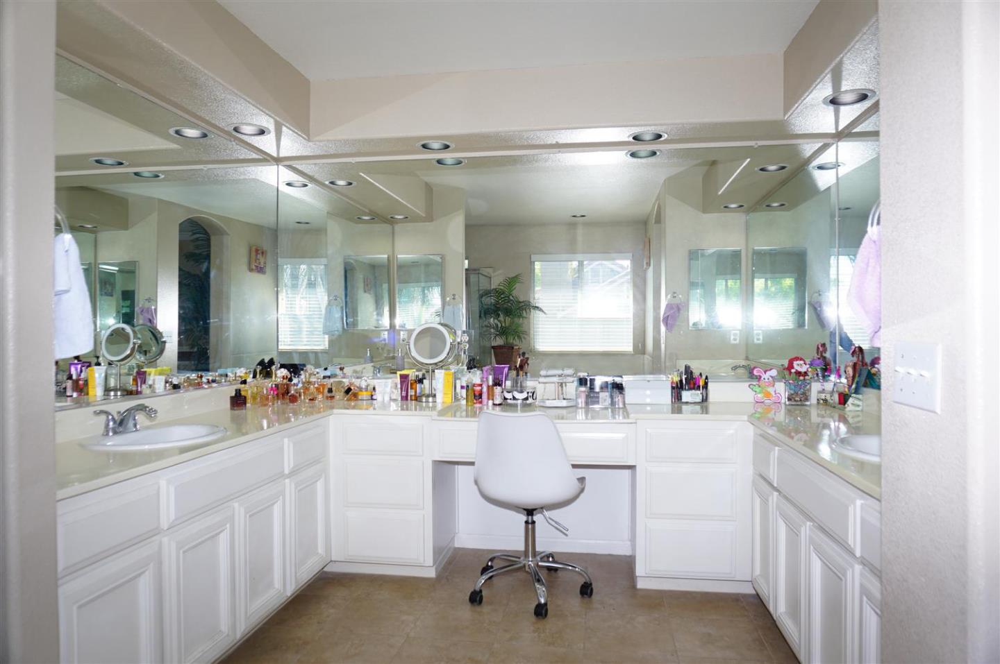 Detail Gallery Image 14 of 22 For 9402 Rodeo Dr, Gilroy,  CA 95020 - 6 Beds | 2/1 Baths